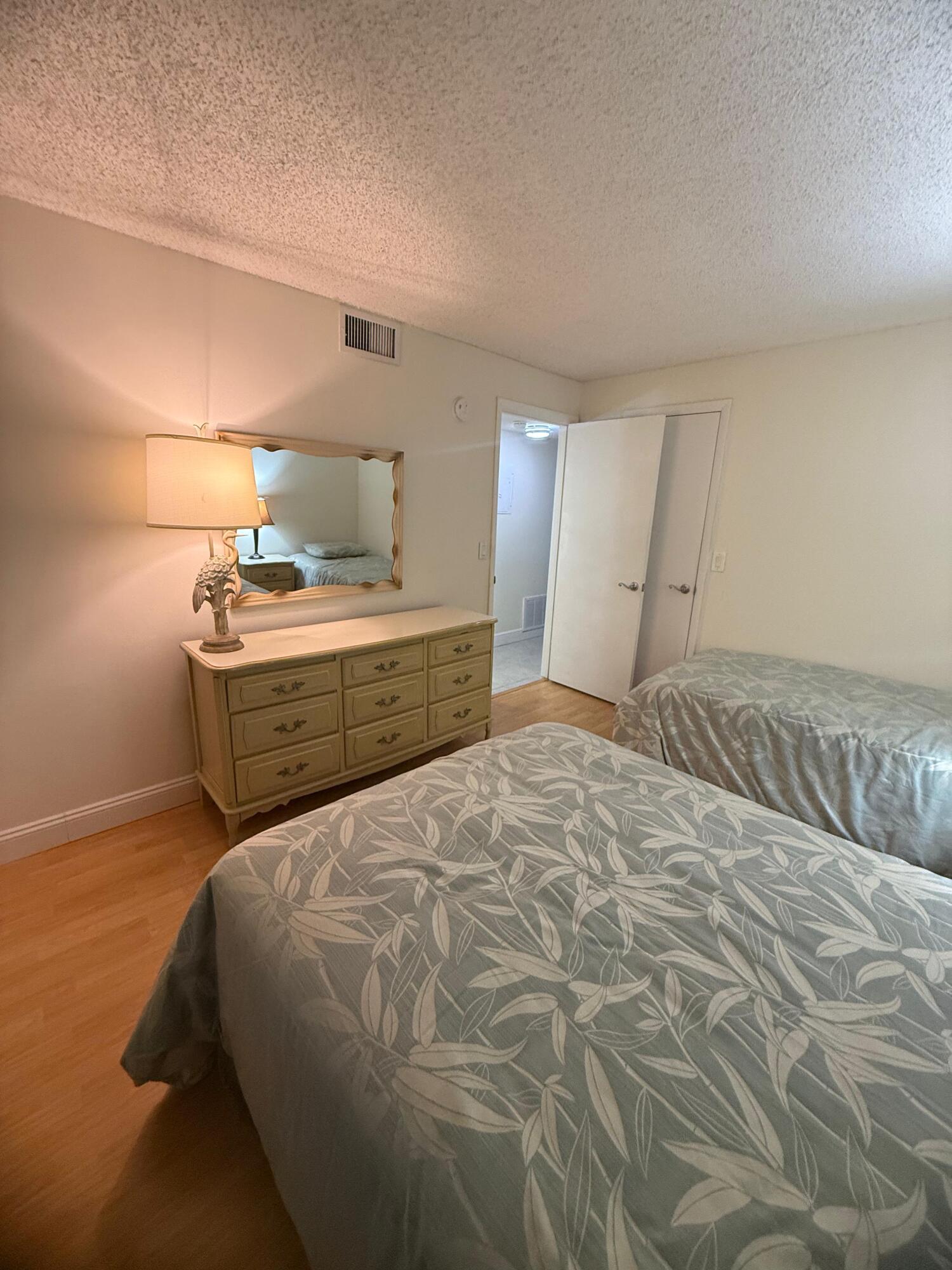 VILLAGE ROYALE GREENDALE CONDO - Residential