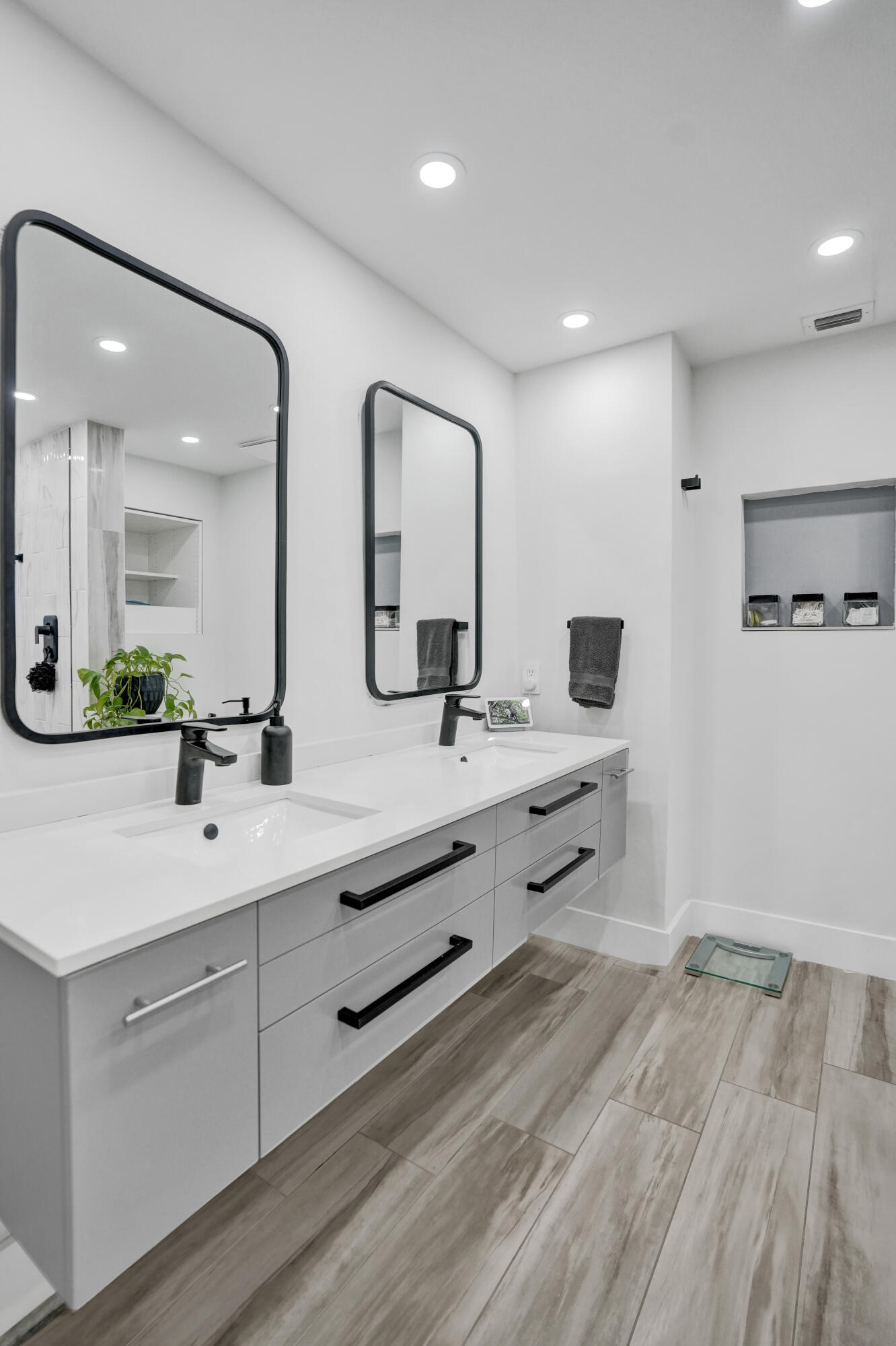 MIDDLE RIVER TOWNHOUSES - Residential Lease