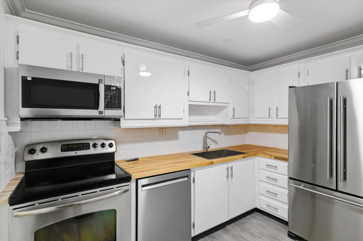 Enjoy this spacious 2-bedroom, 2-bathroom unit featuring a bright floor plan, a generously sized balcony with a serene garden view, updated kitchen and bathroom, newer appliances, split bedrooms, and an in-unit washer and dryer.