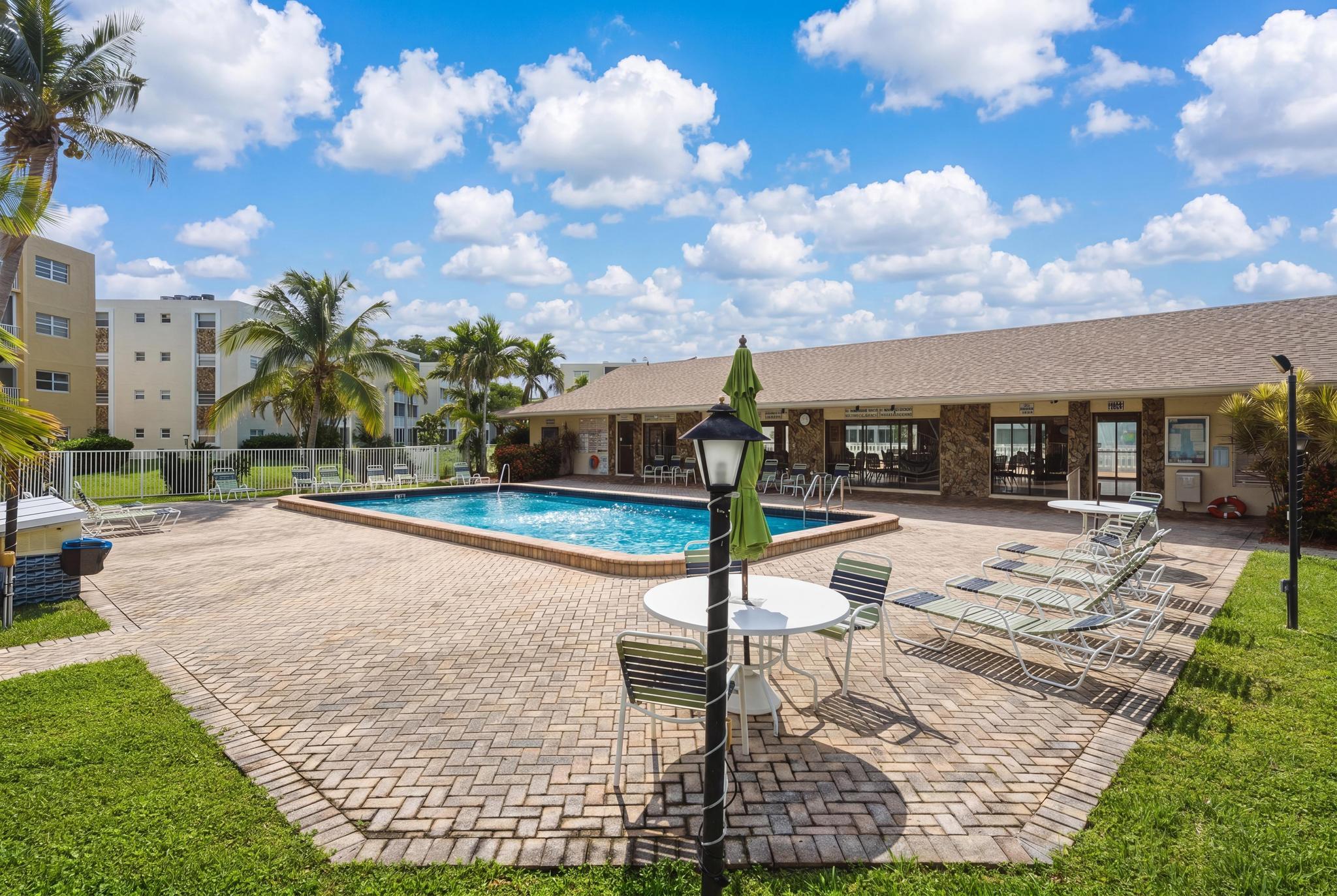 MEADOWBROOK LAKES CONDO - Residential