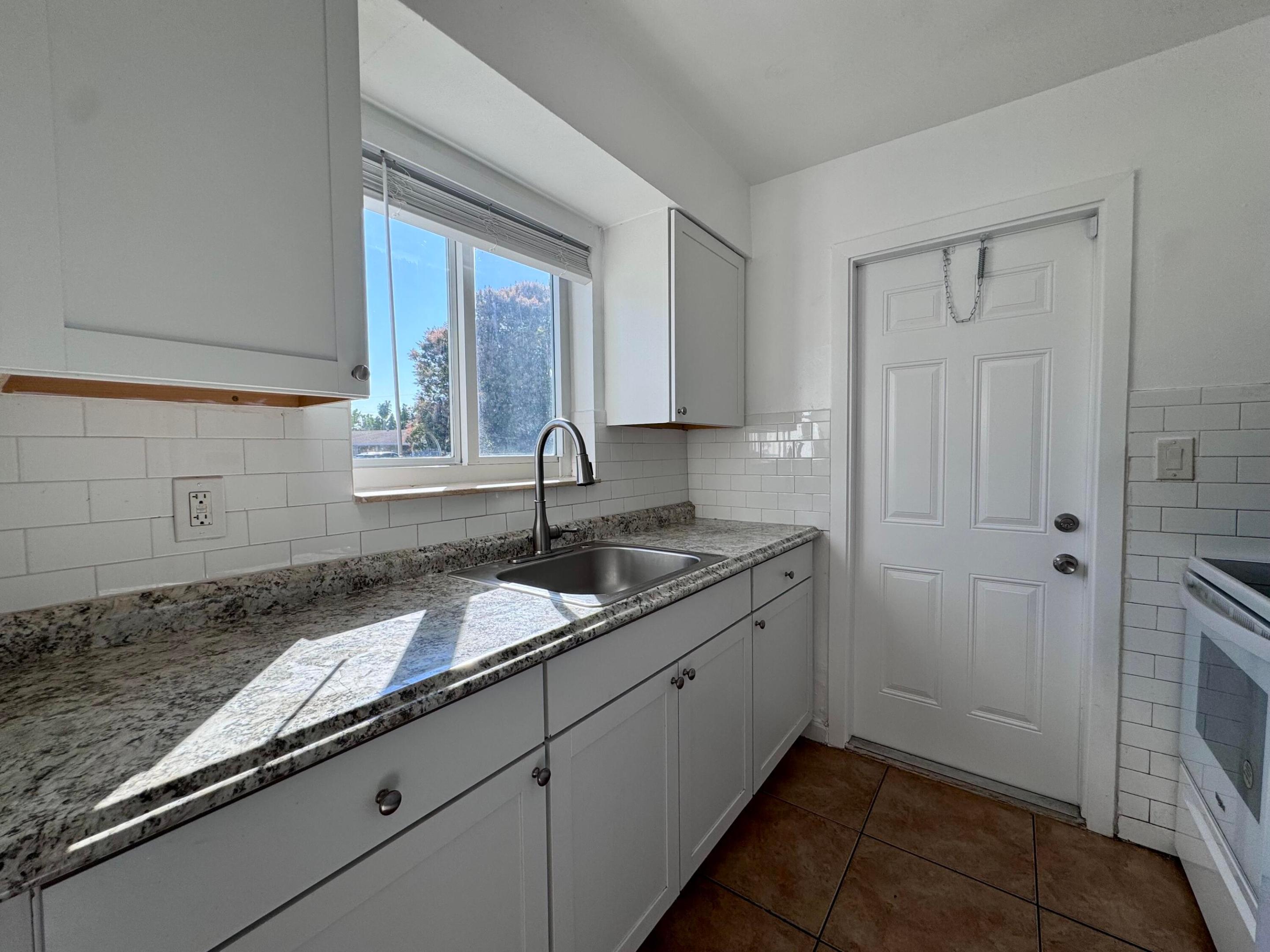 CRESTHAVEN NO 11 - Residential Lease