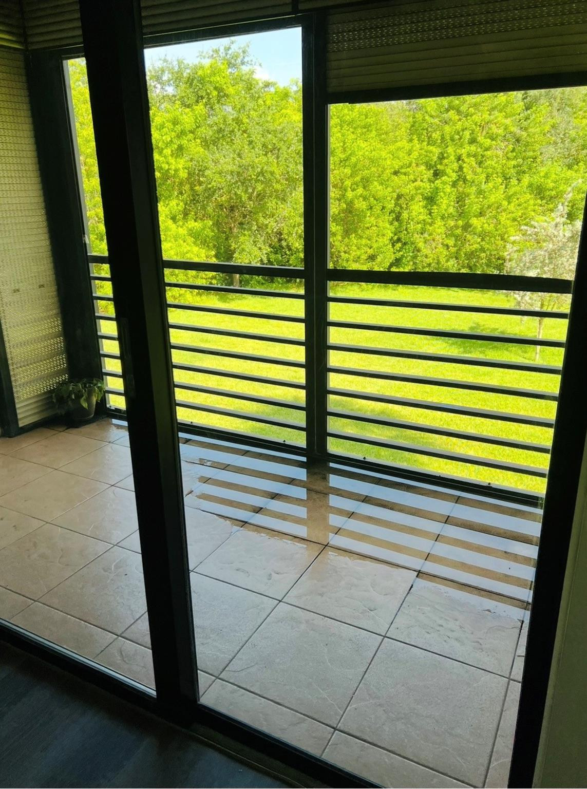 **ALL AGES WELCOME**   **OK TO LEASE**    **WASHER/DRYER INSIDE THE UNIT** Located in the heart of Tamarac City. Close to Everything. Laminate floors throughout. Nice kitchen with stainless steel appliances.