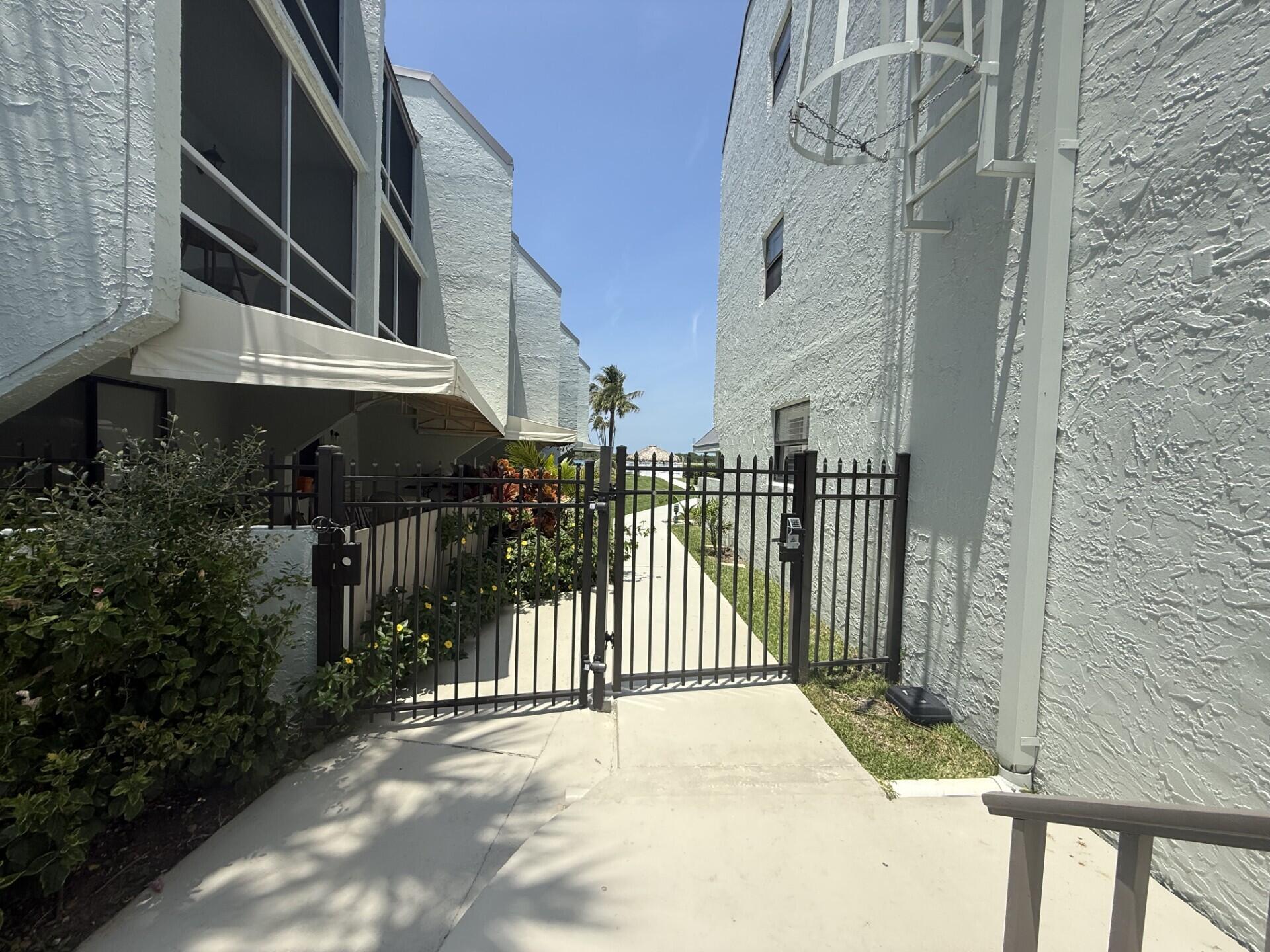 LA ENTRADA DEL MAR CONDOMINIUM - Residential