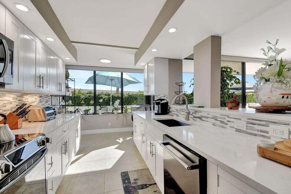 MAYFAIR HOUSE CONDO - Residential