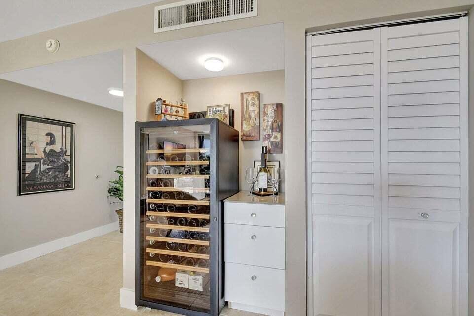 MAYFAIR HOUSE CONDO - Residential