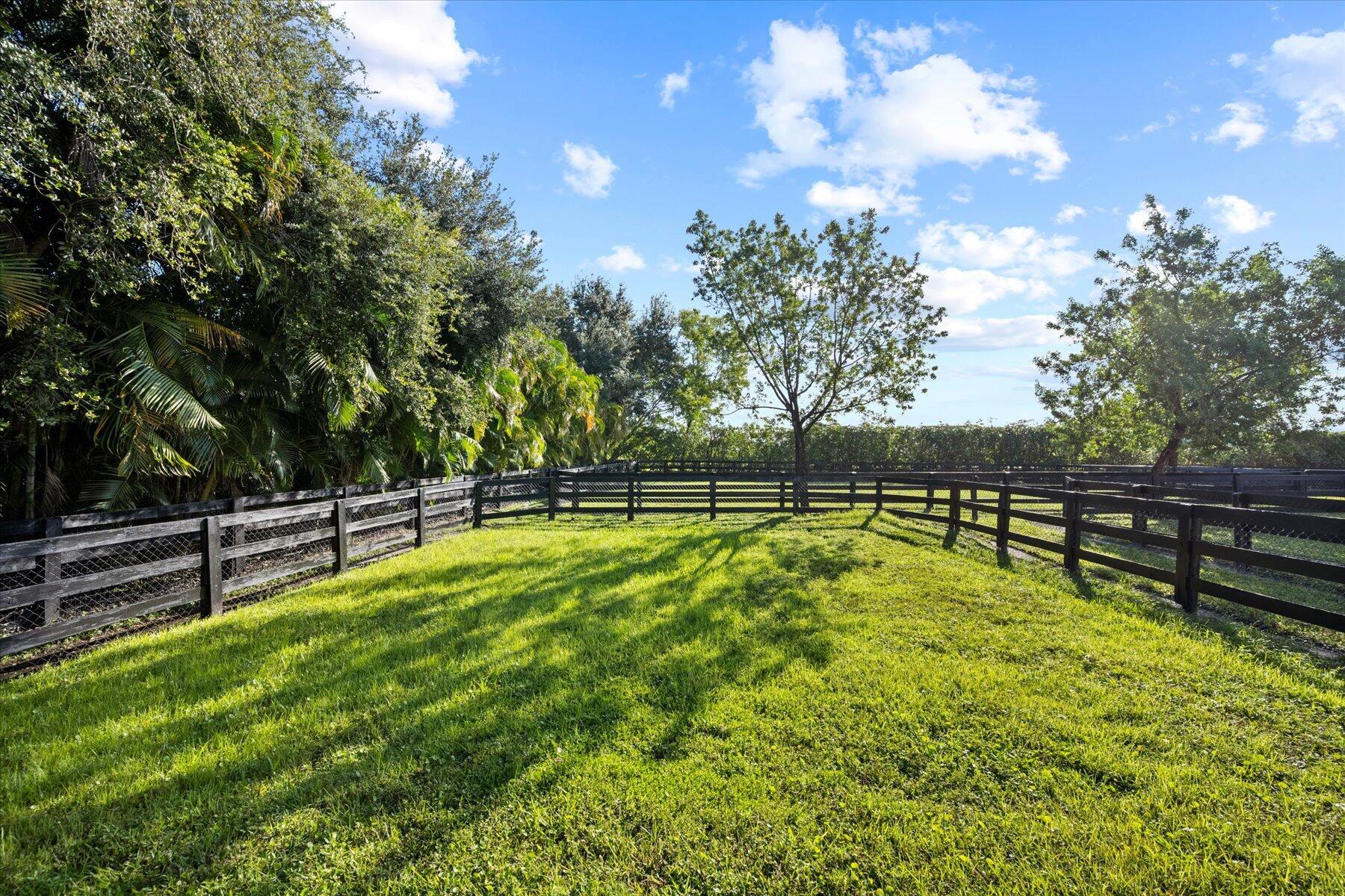 SADDLE TRAIL PARK OF WELLINGTON - Residential