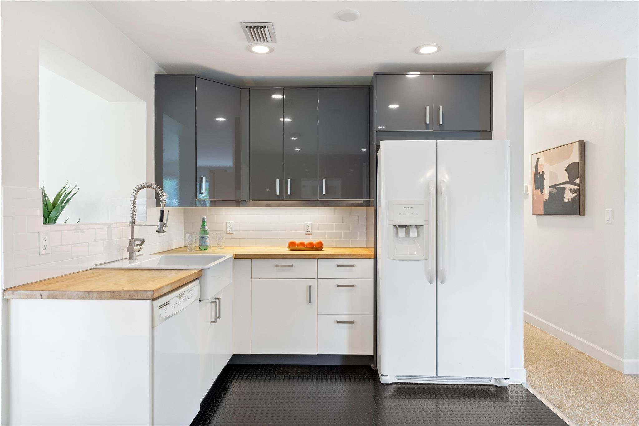 Tropical Manors 33-31 B - Residential