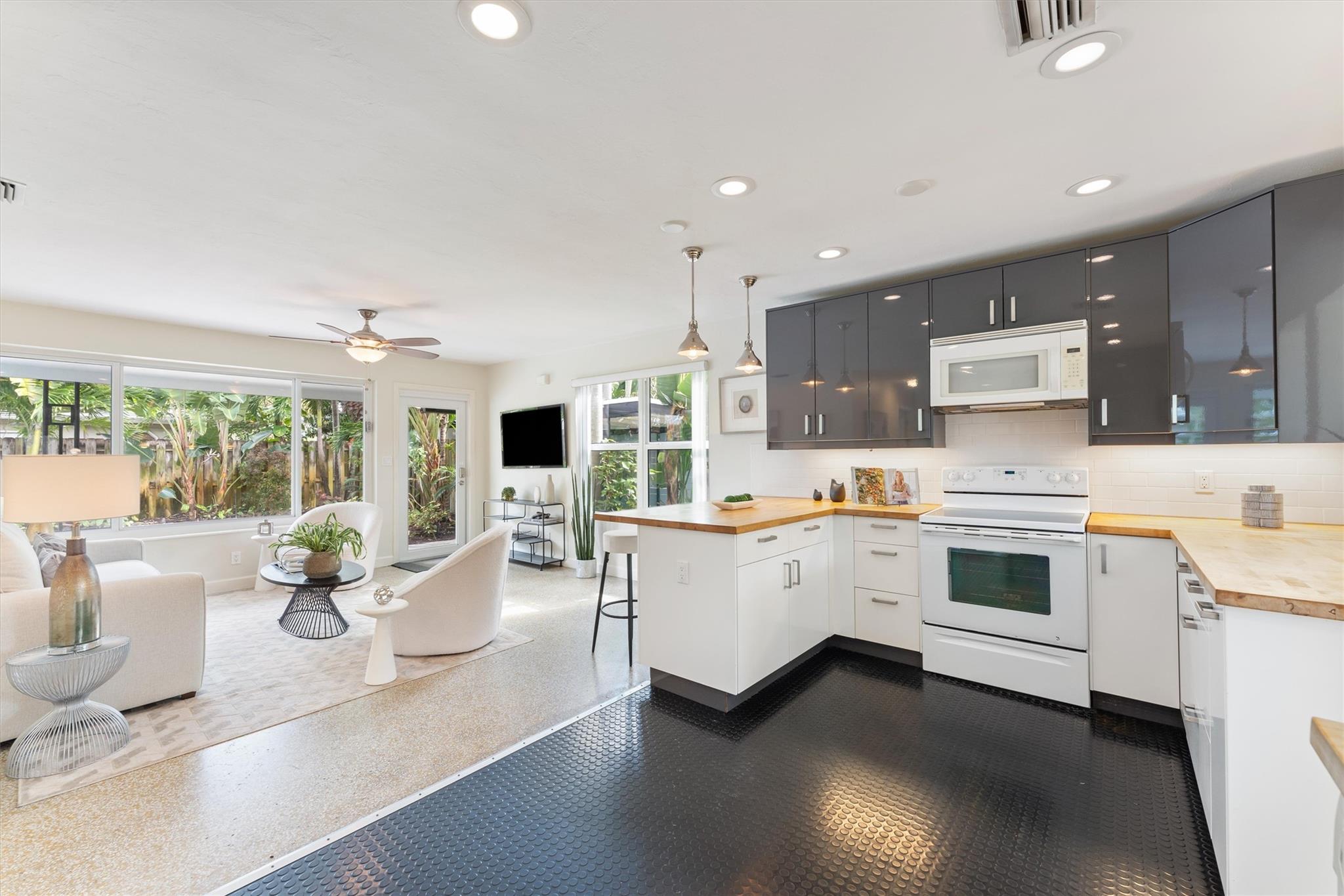 Tropical Manors 33-31 B - Residential
