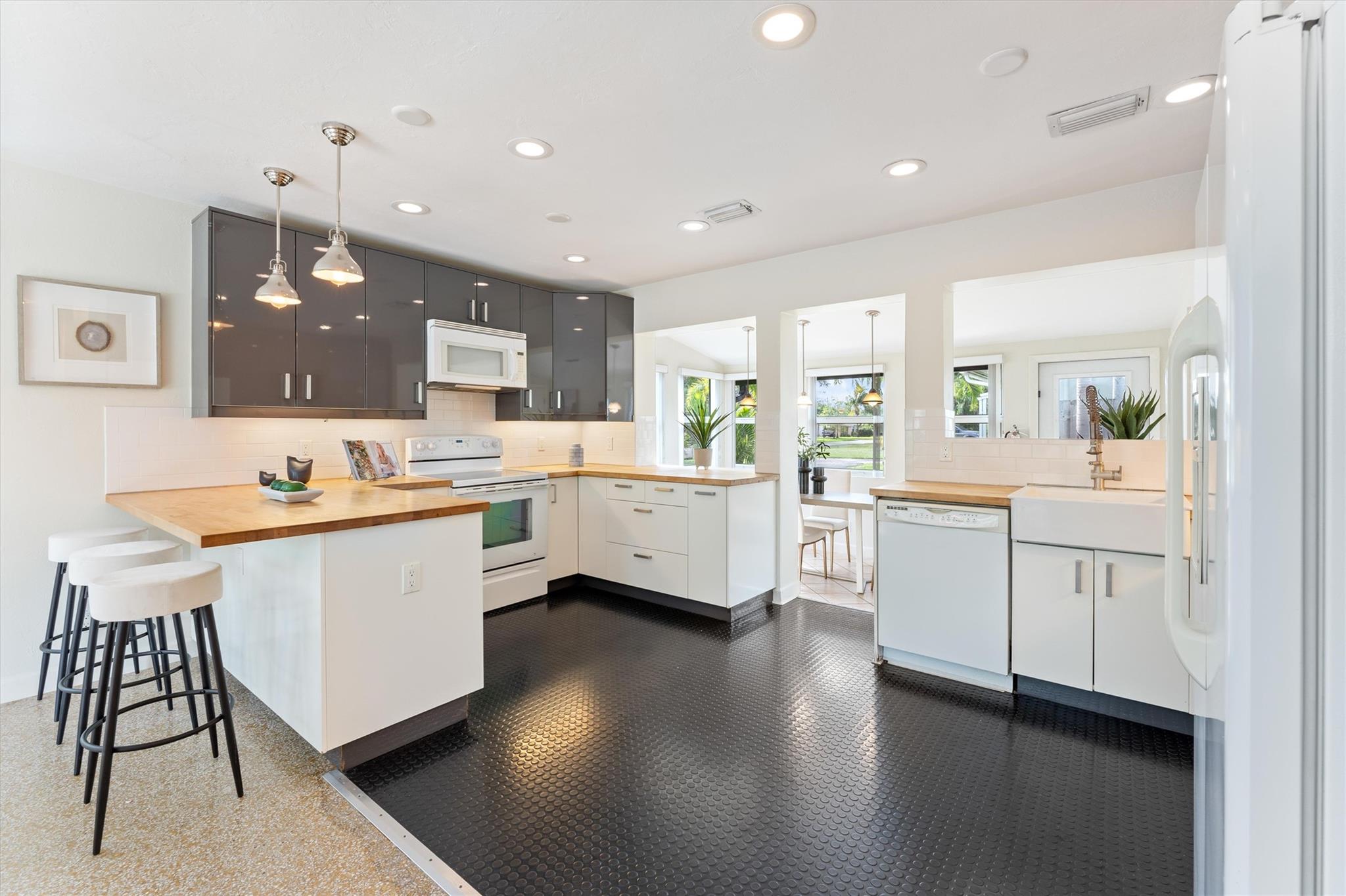 Tropical Manors 33-31 B - Residential