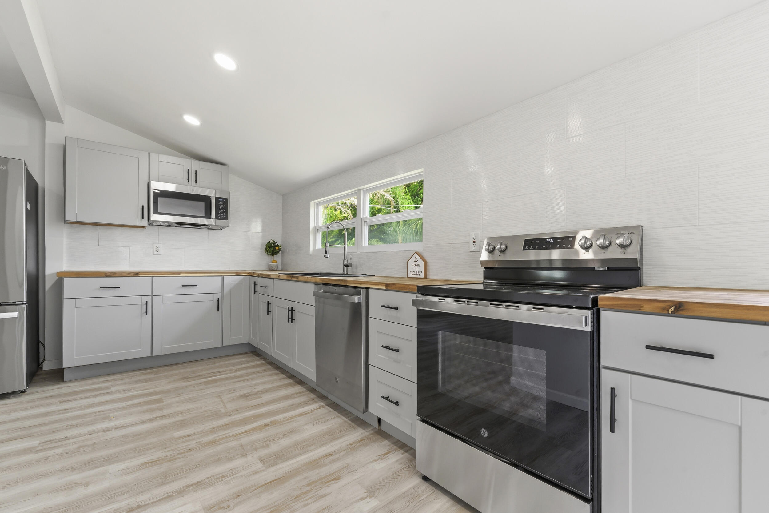 PALM LAKE PARK - Residential Lease