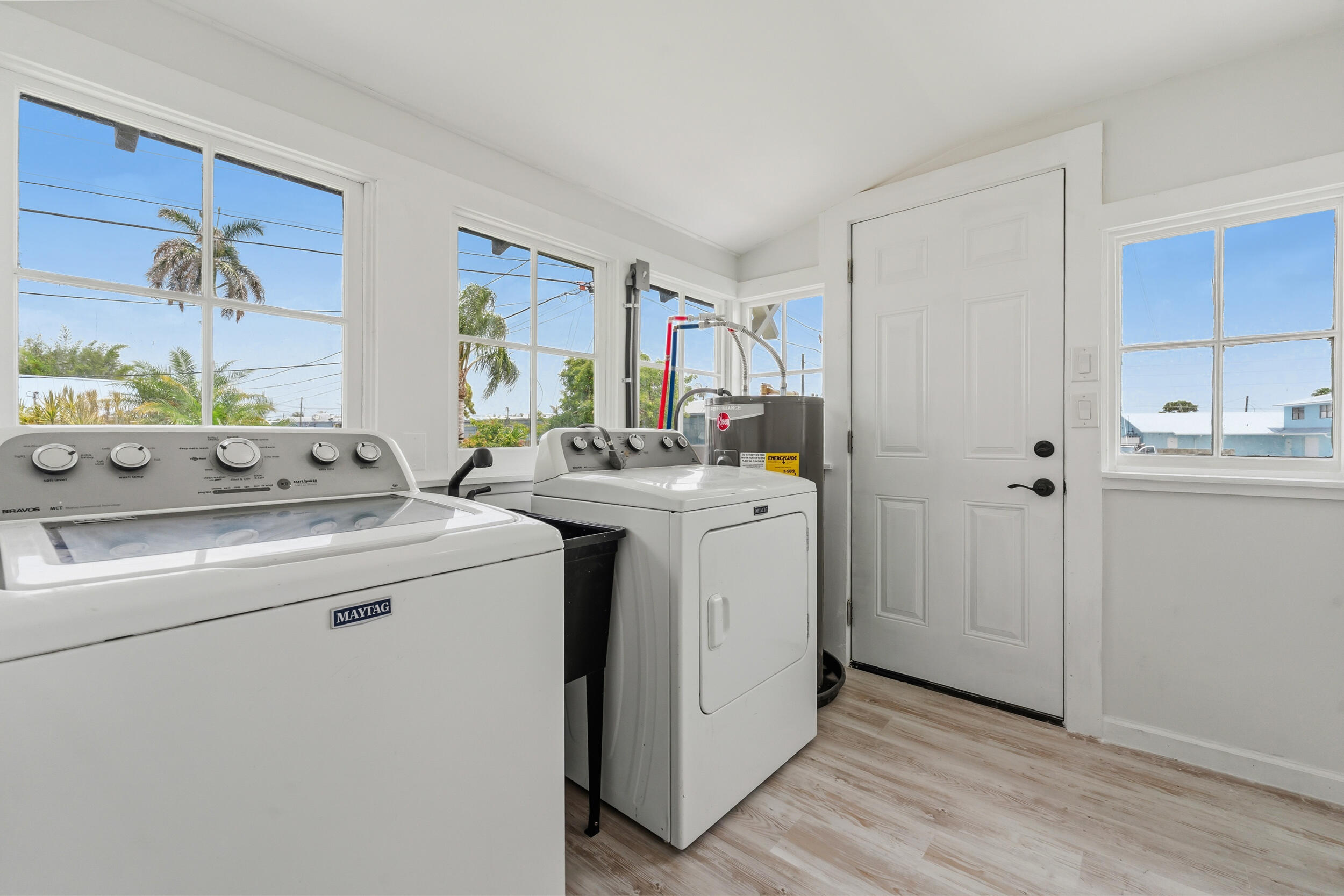 PALM LAKE PARK - Residential Lease