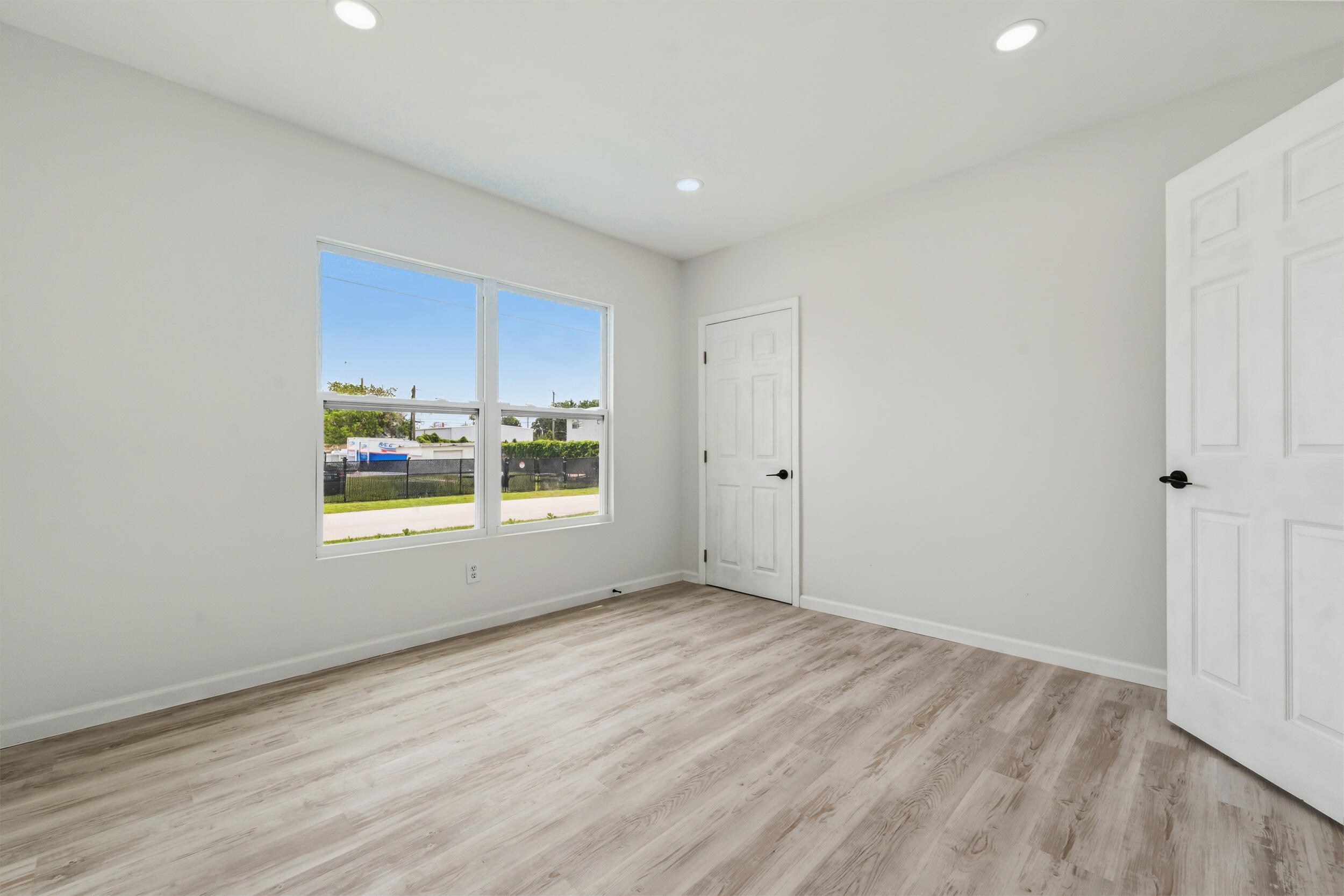 PALM LAKE PARK - Residential Lease