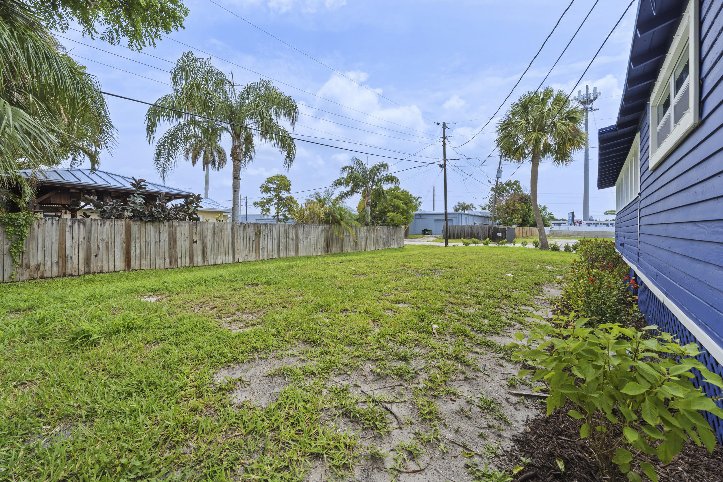 PALM LAKE PARK - Residential Lease