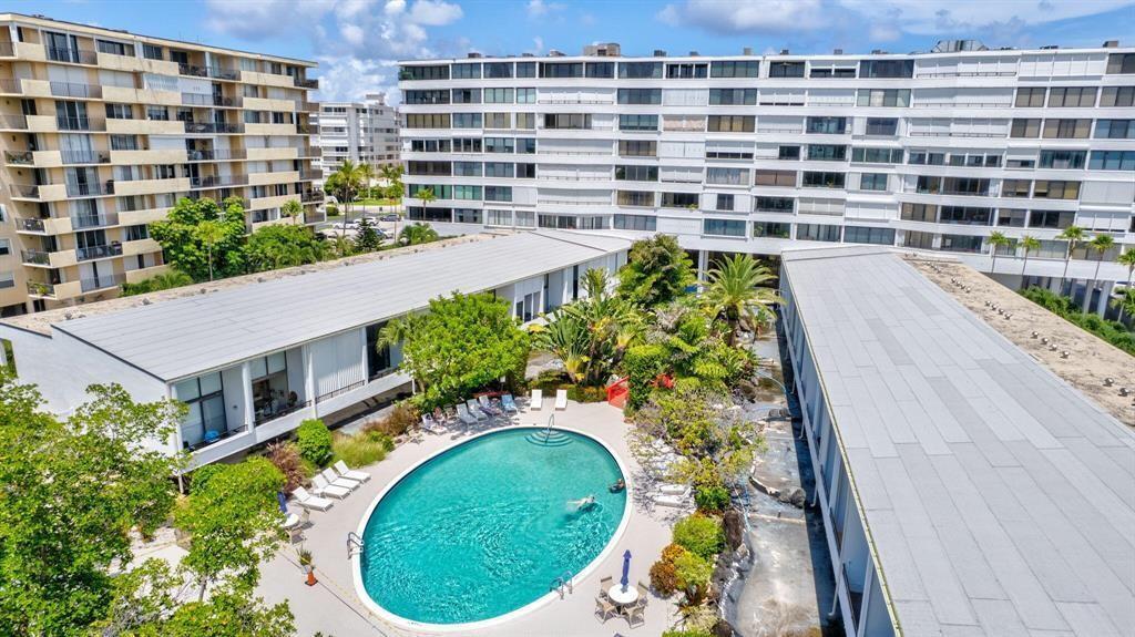MAYFAIR HOUSE CONDO - Residential