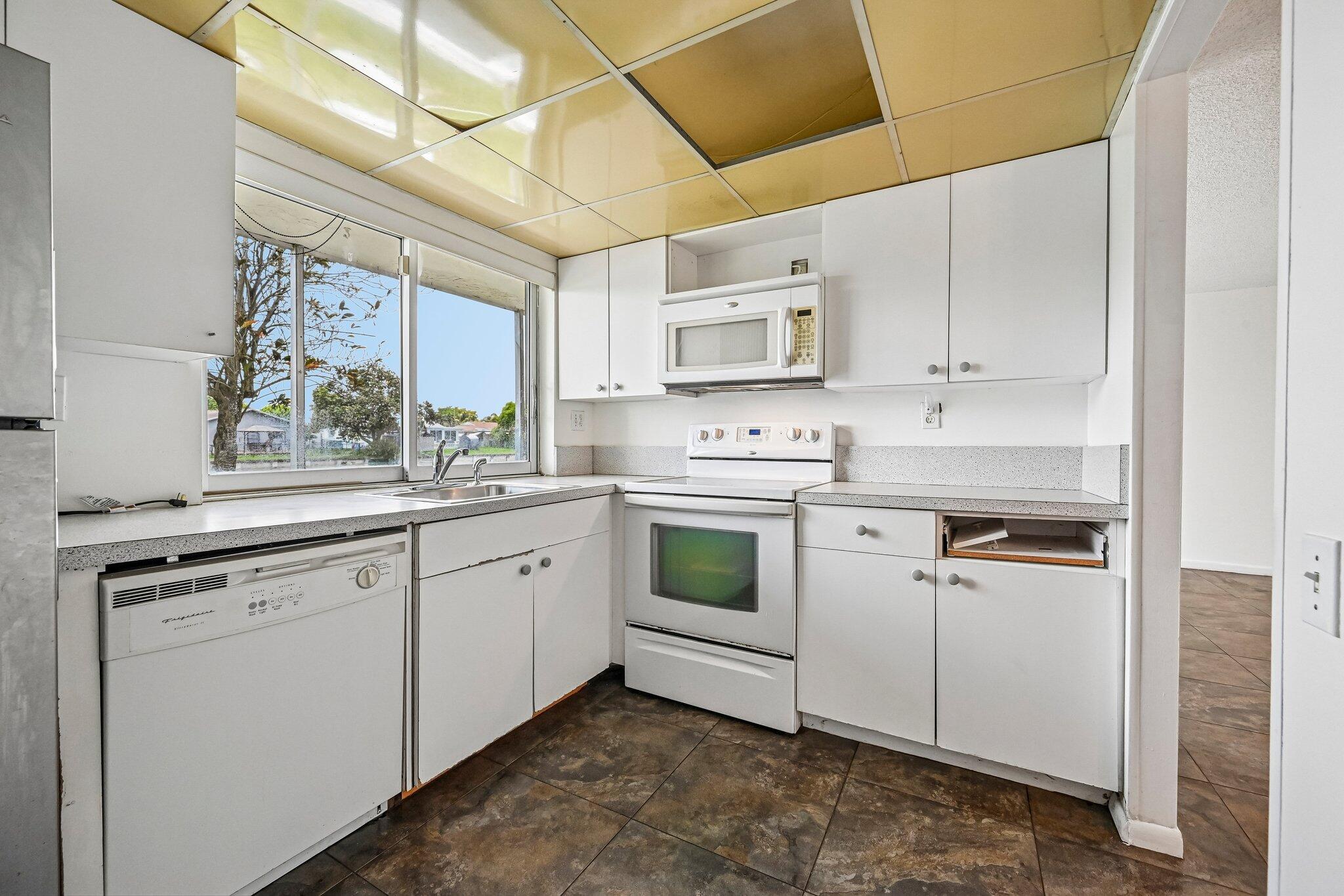 LIME BAY CONDOMINIUM 6 - Residential