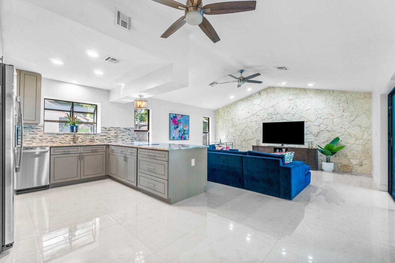 BOCA TIERRA 3RD SEC - Residential Lease