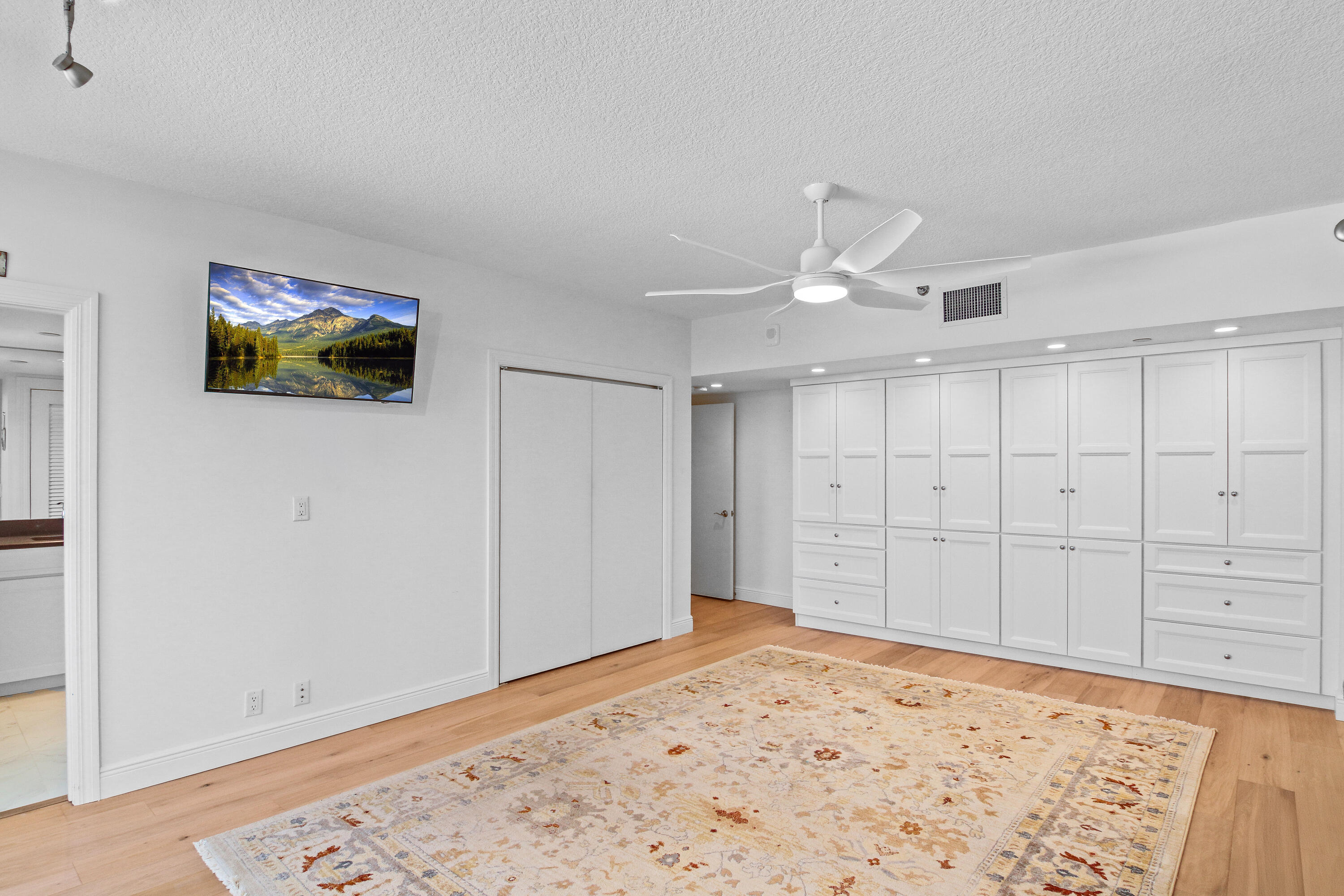 OLD PORT COVE LAKE POINT TOWER CONDO - Residential