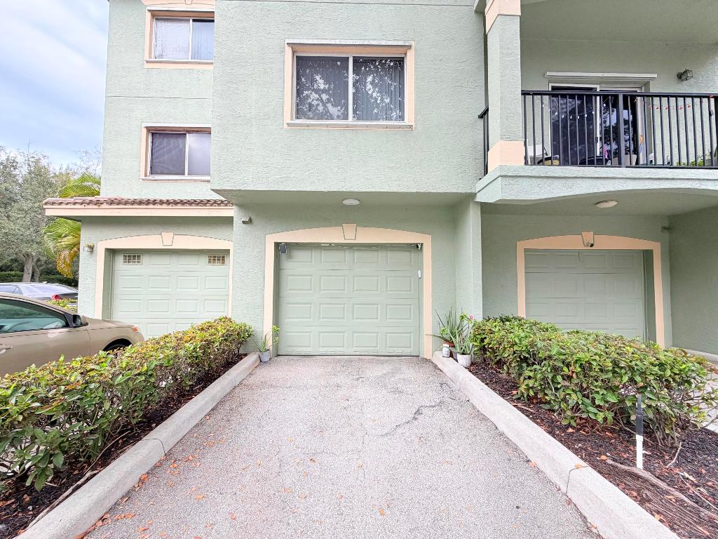 Don't miss this one!  It is an excellent opportunity to own one of the larger unit in the Kensington community. Great location , close to shopping malls, schools, highways, walking distance to Publix, Palm West Hospital. This community has a lot of amenities as Kid's playground, fitness center, and community pool.