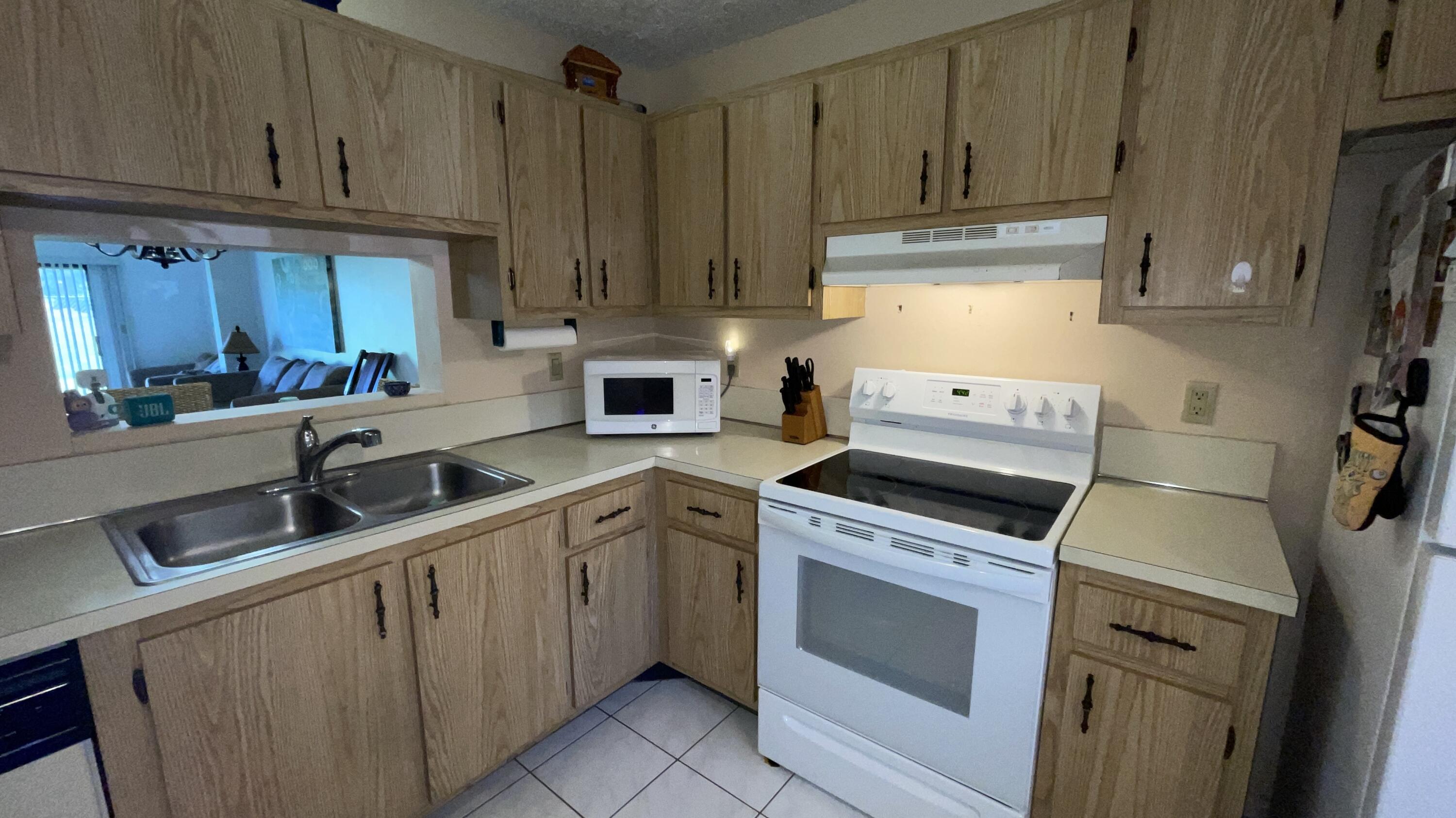 ROYALE GARDENS CONDO - Residential