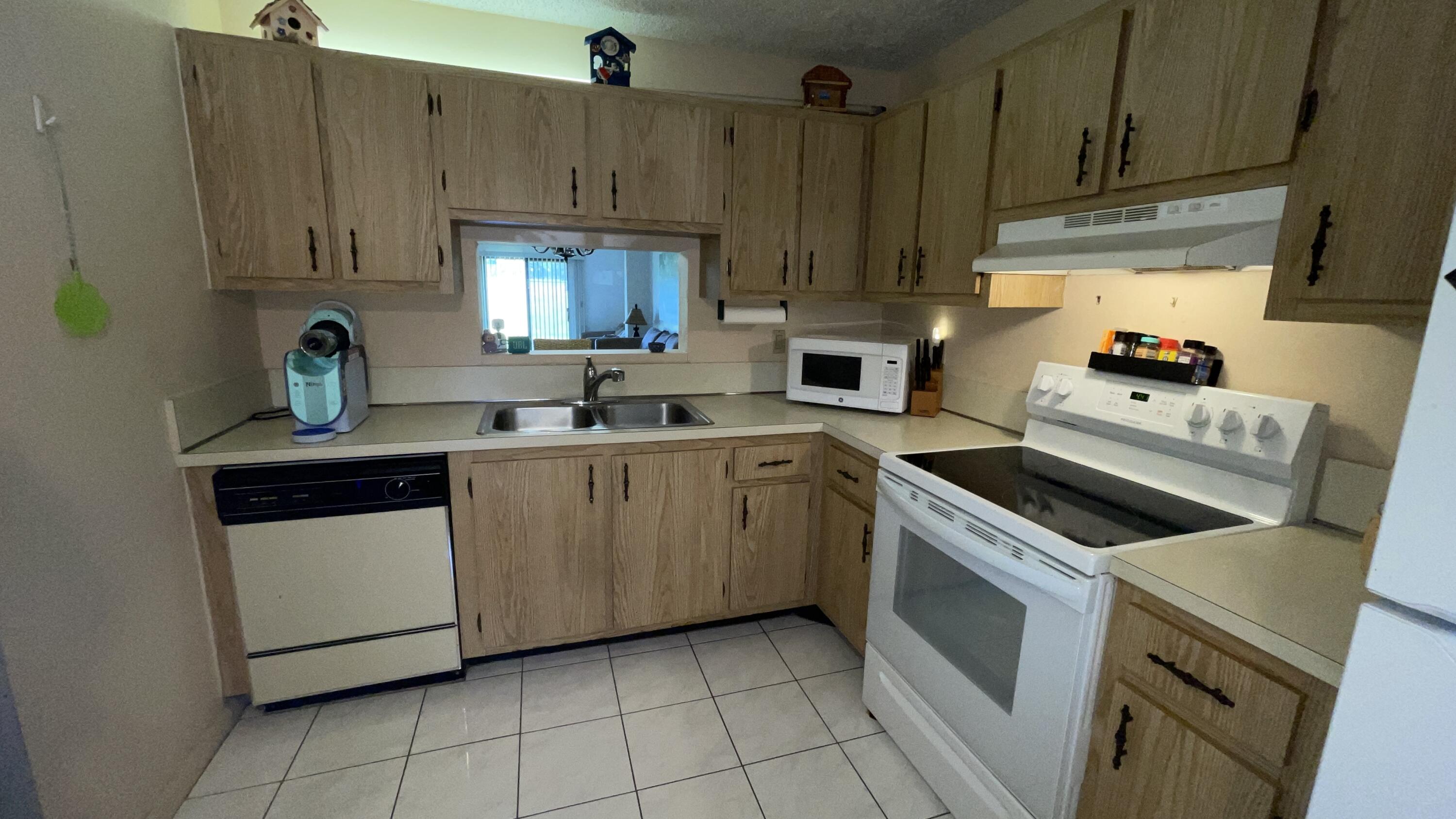 ROYALE GARDENS CONDO - Residential