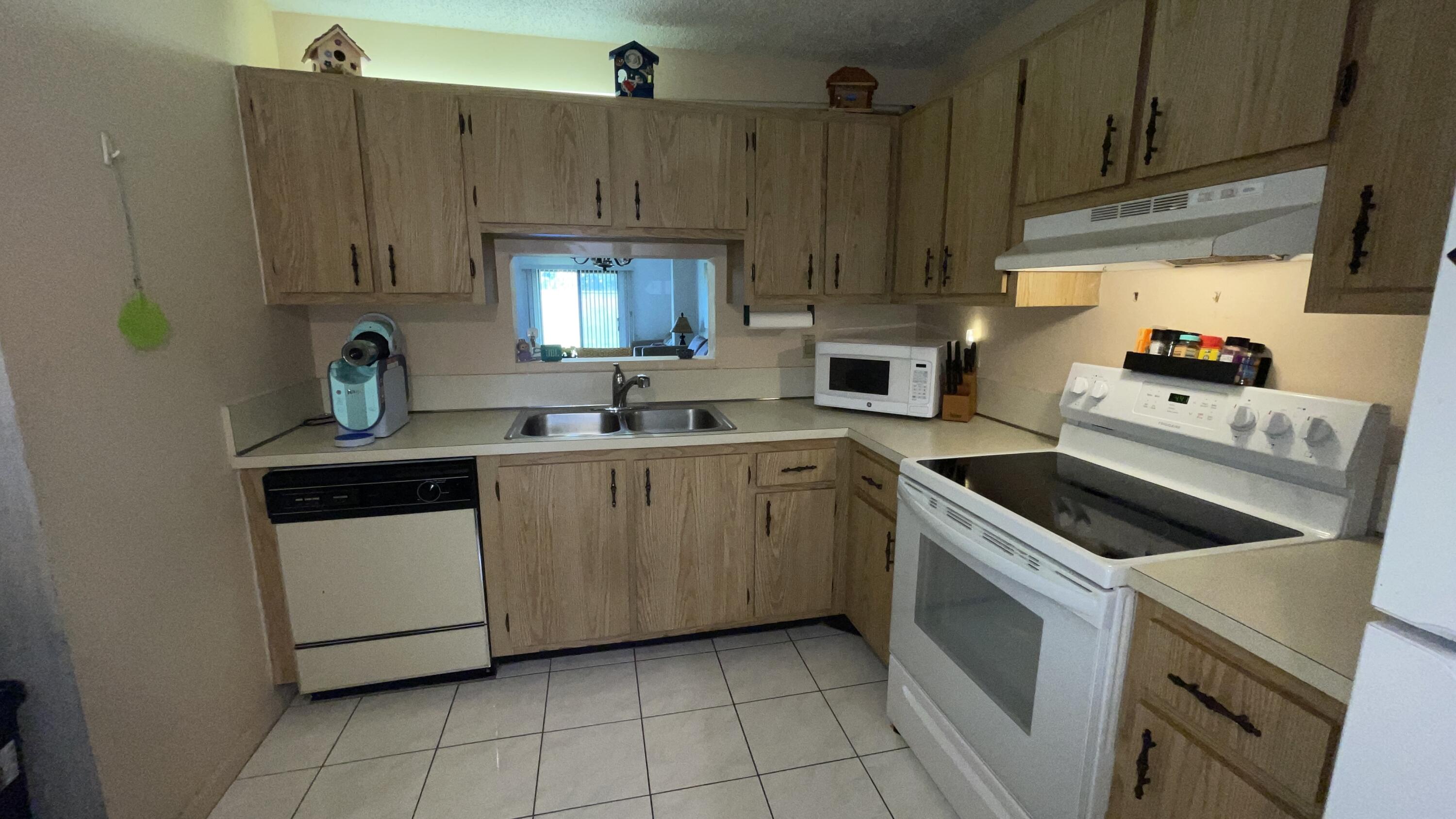 ROYALE GARDENS CONDO - Residential