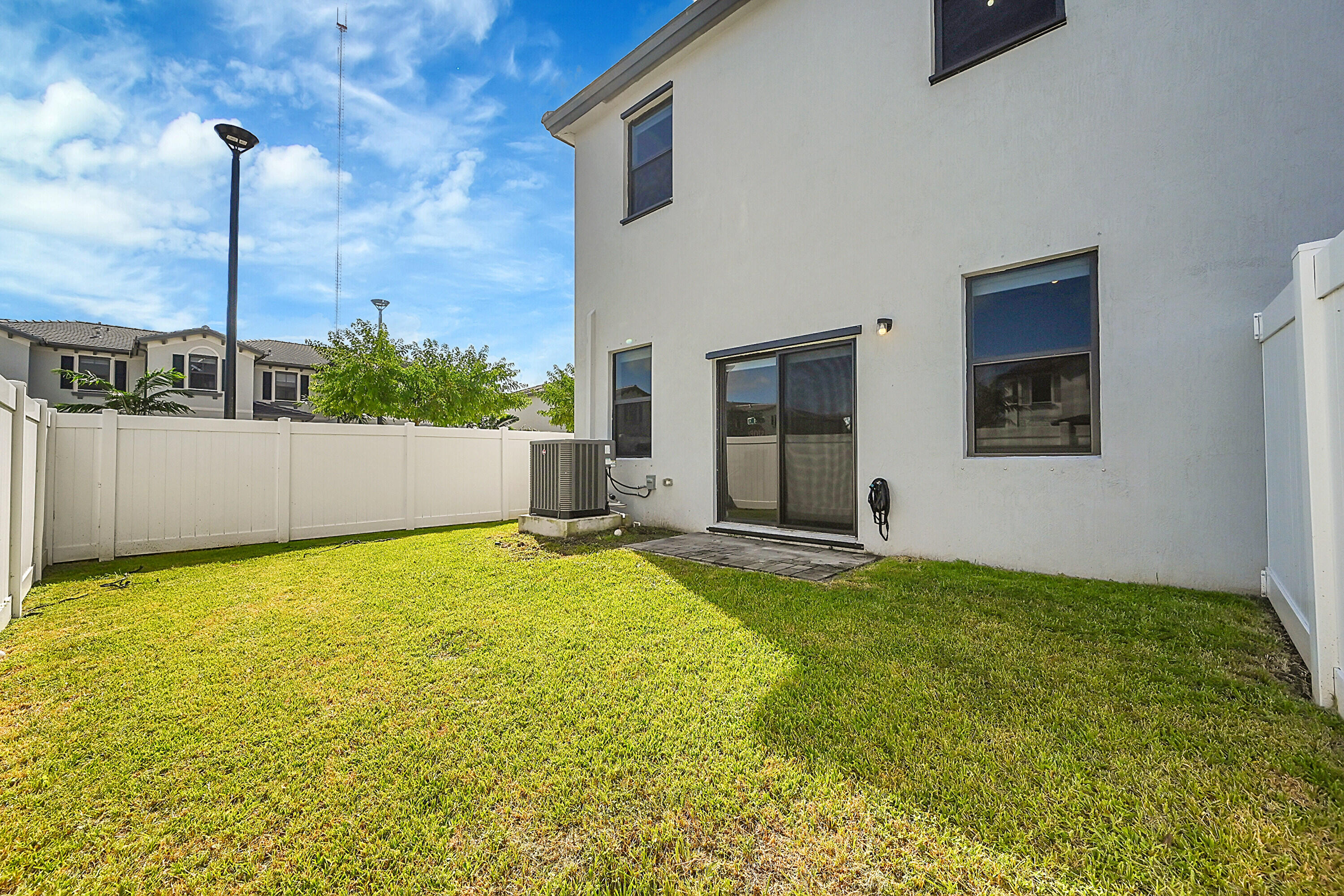 VISTA LAGO - Residential