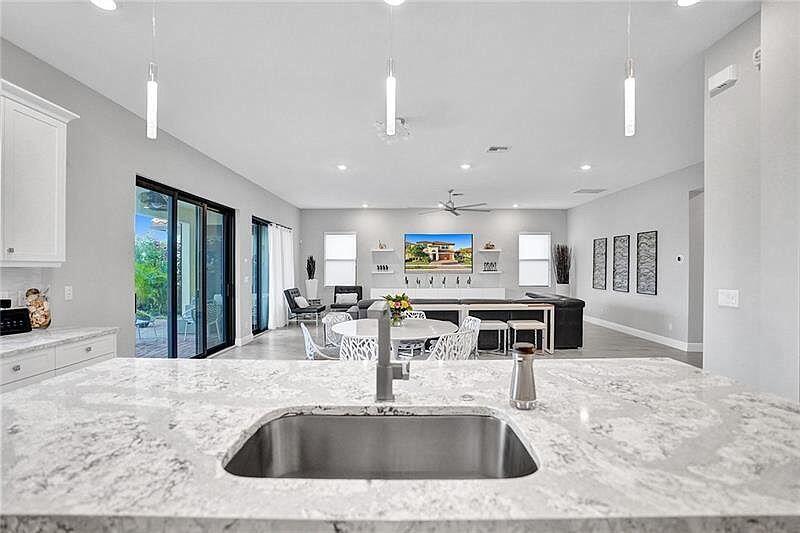 PARKLAND BAY - Residential Lease