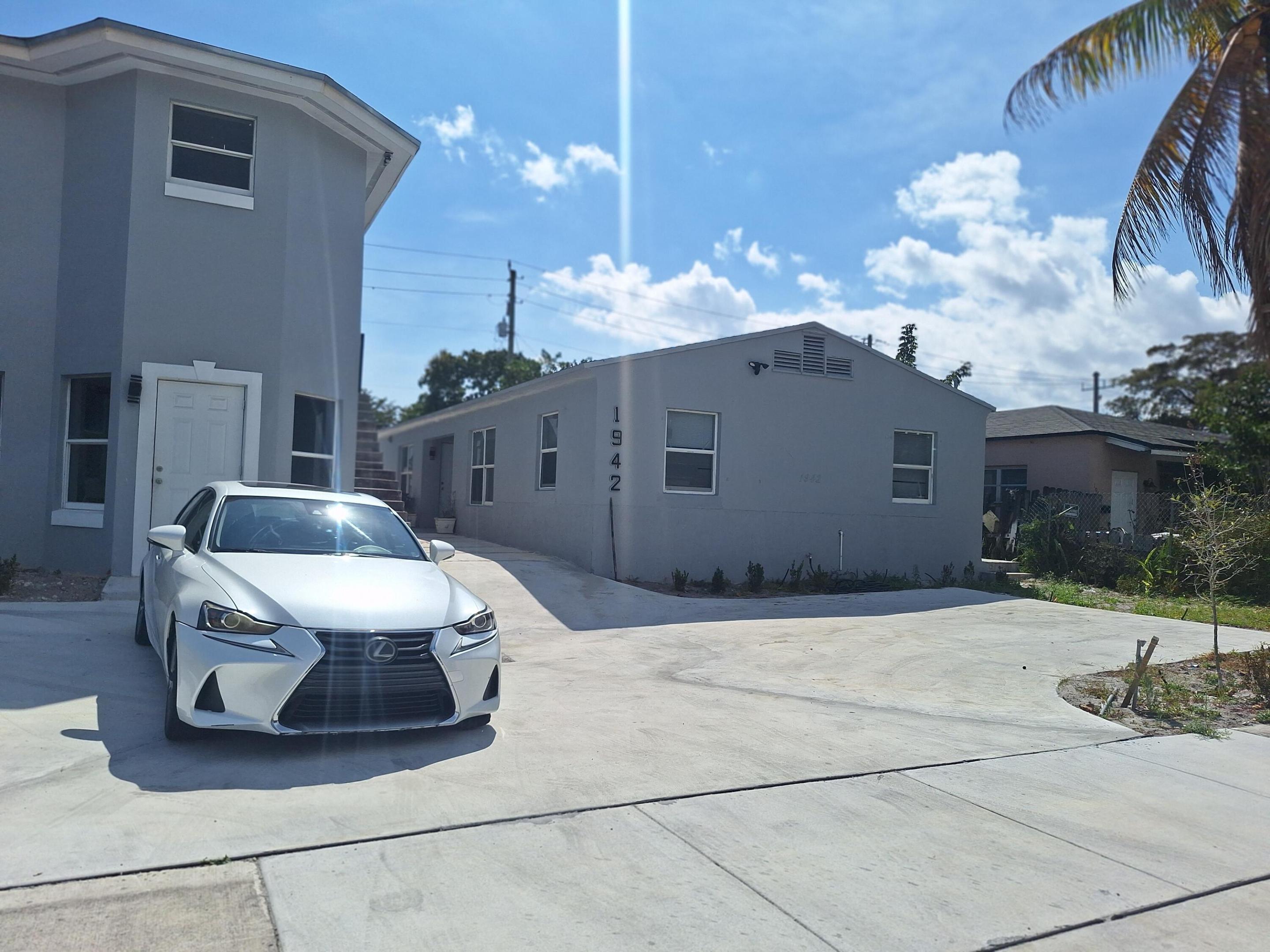 HOLLYWOOD - Residential Income
