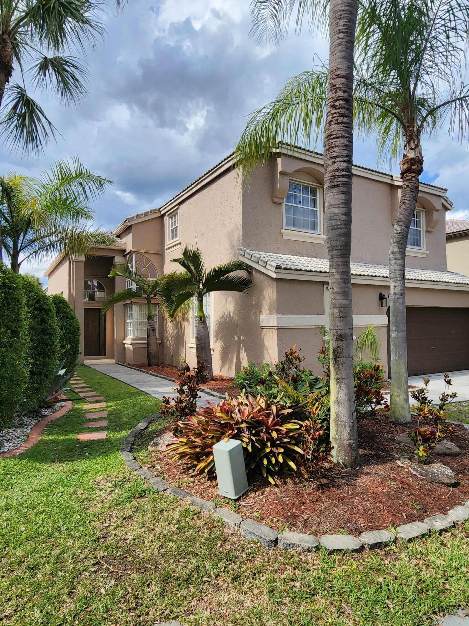 H0ME IS READY AND EASY TO SHOW---THIS IS THE ONE YOU ARE WAITING FOR---LOCATED IN CLASSIC  VISTA--- 5 BEDROOM/ 3 1/2 BATHROOM, 3200+ SQ. FT. CLOSE TO SCHOOLS AND THE I-75--- LARGE EAT-IN KITCHEN WITH ISLAND AND UPGRADED SS APPLIANCES--- NEW FLOORING THOUGHOUT THE HOUSE--- INCREDIBLY LARGE MASTER SUITE WITH 2 WALK IN CLOSETS MASTER BATH HAS DOUBLE VANITIES, OVERSIZED TUB AND WALK IN SHOWER--- VERY LARGE SECONDARY BEDROOMS THAT CAN FIT QUEEN SIZED BEDS--- DOWNSTAIRS BEDROOM PERFECT FOR NEXT GENERATION WITH ATTACHED FULL BATH AND WALK IN CLOSET--- OR PERFECT FOR A HOME/OFFICE--- 2 LIVING ROOM AREAS, GREAT ROOM CAN ACCOMIDATE ANY SIZE TV, FORMAL LIVING ROOM WITH 17' VAULTED CEILINGS--- FORMAL DINNING ROOM FOR HOLIDAYS AND GATHERINGS --
