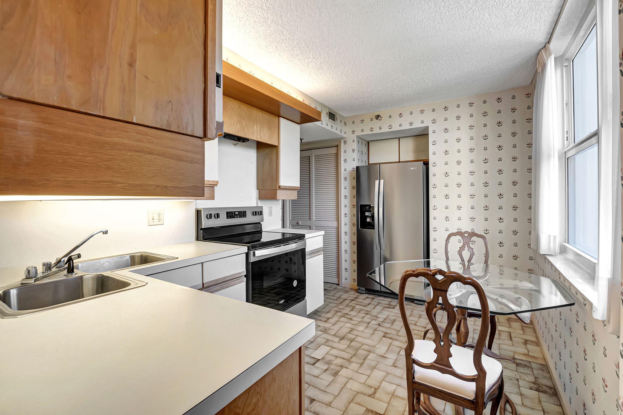 CLARENDON CONDO - Residential Lease
