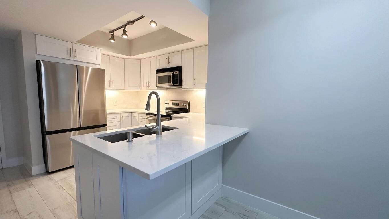 METROPOLITAN CONDO - Residential Lease