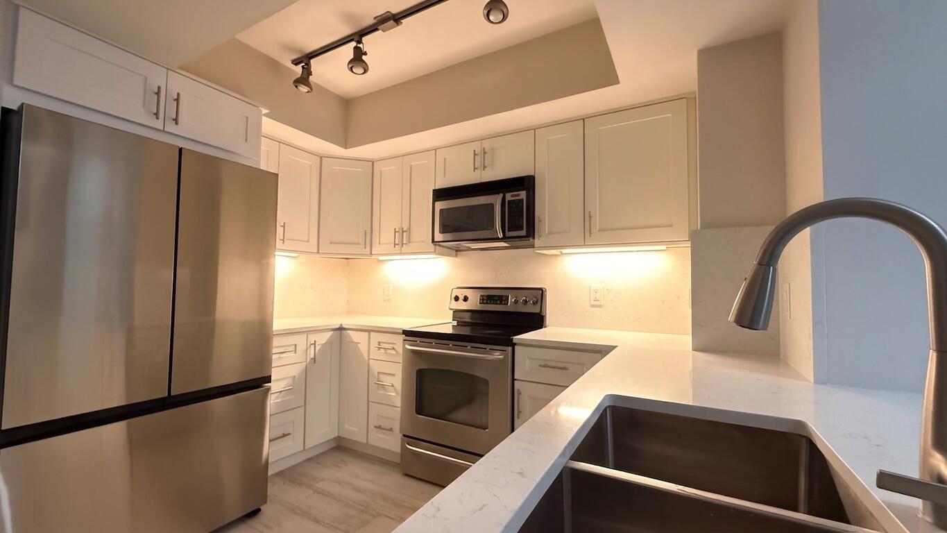 METROPOLITAN CONDO - Residential Lease