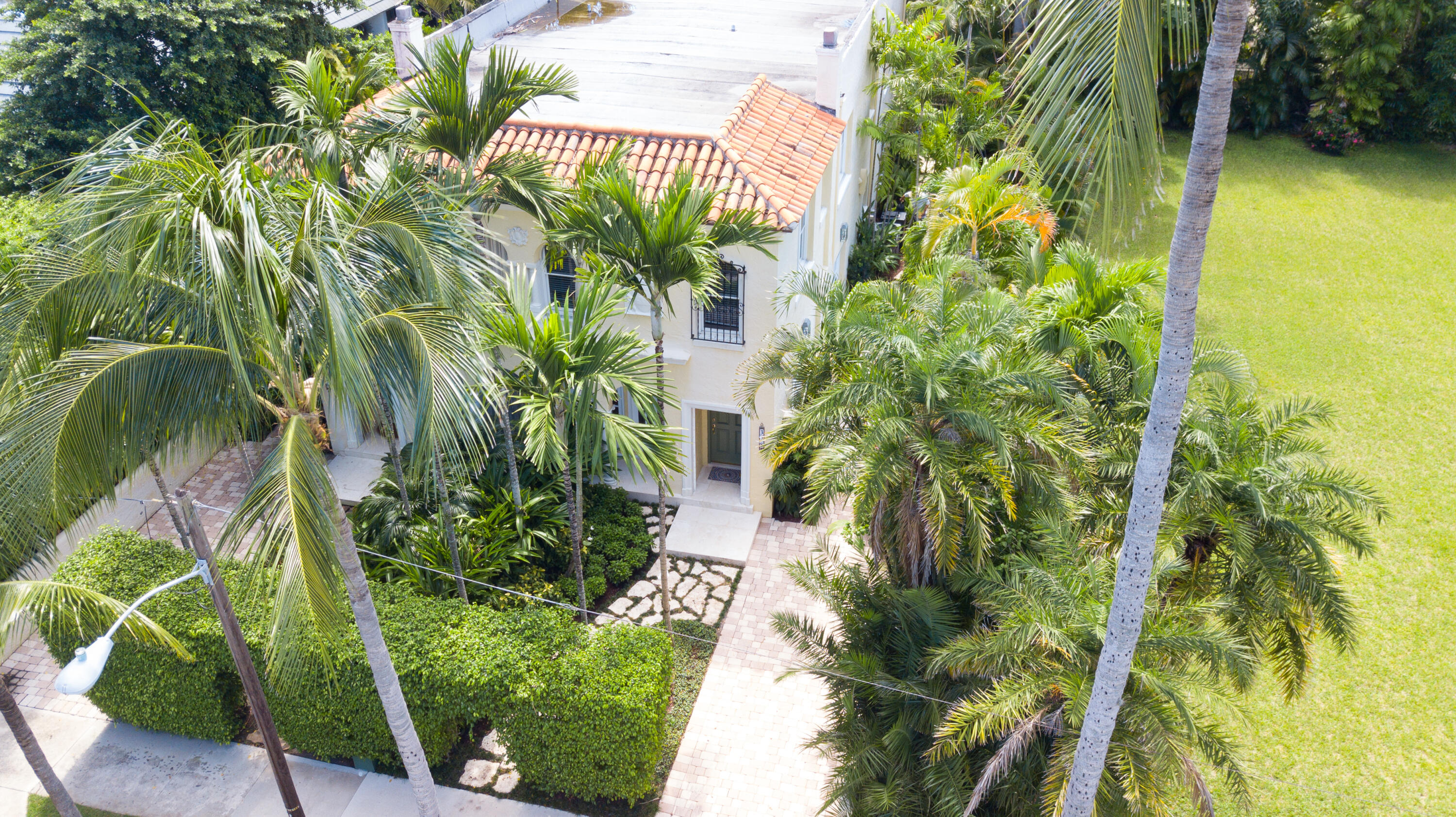 Sitting in the heart of town and just steps away from Worth Avenue. This beautifully updated Townhome is full of Palm Beach charm. With 4 Bedrooms and 3.5 Bathrooms and detailed features such as the barrel ceilinged living room, a chef's kitchen, hardwood floors, and lush tropical landscaping surrounding the sun drenched courtyard and heated spa. The detached guest cabana has telescoping sliding doors providing a beautiful area for outdoor entertainment. Meticulously kept and being offered fully furnished, this is home is truly turnkey and ready for season. Walk to the beach, the lake trail, or one of the many restaurants just blocks away.