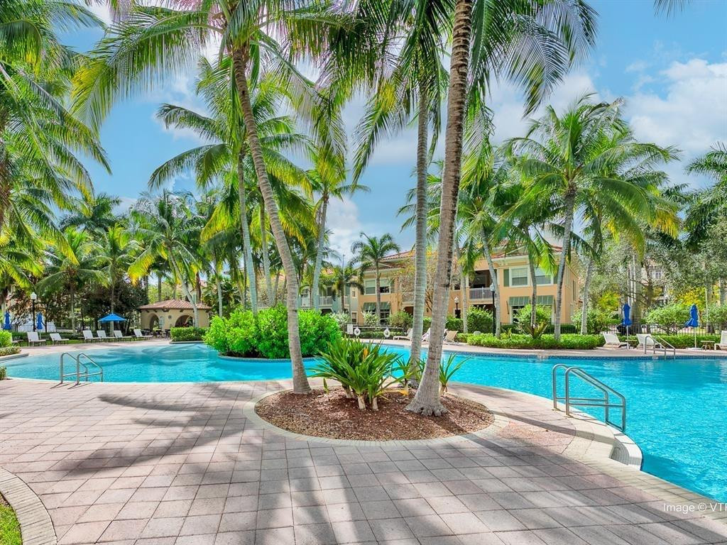 SAWGRASS LAKES - Residential