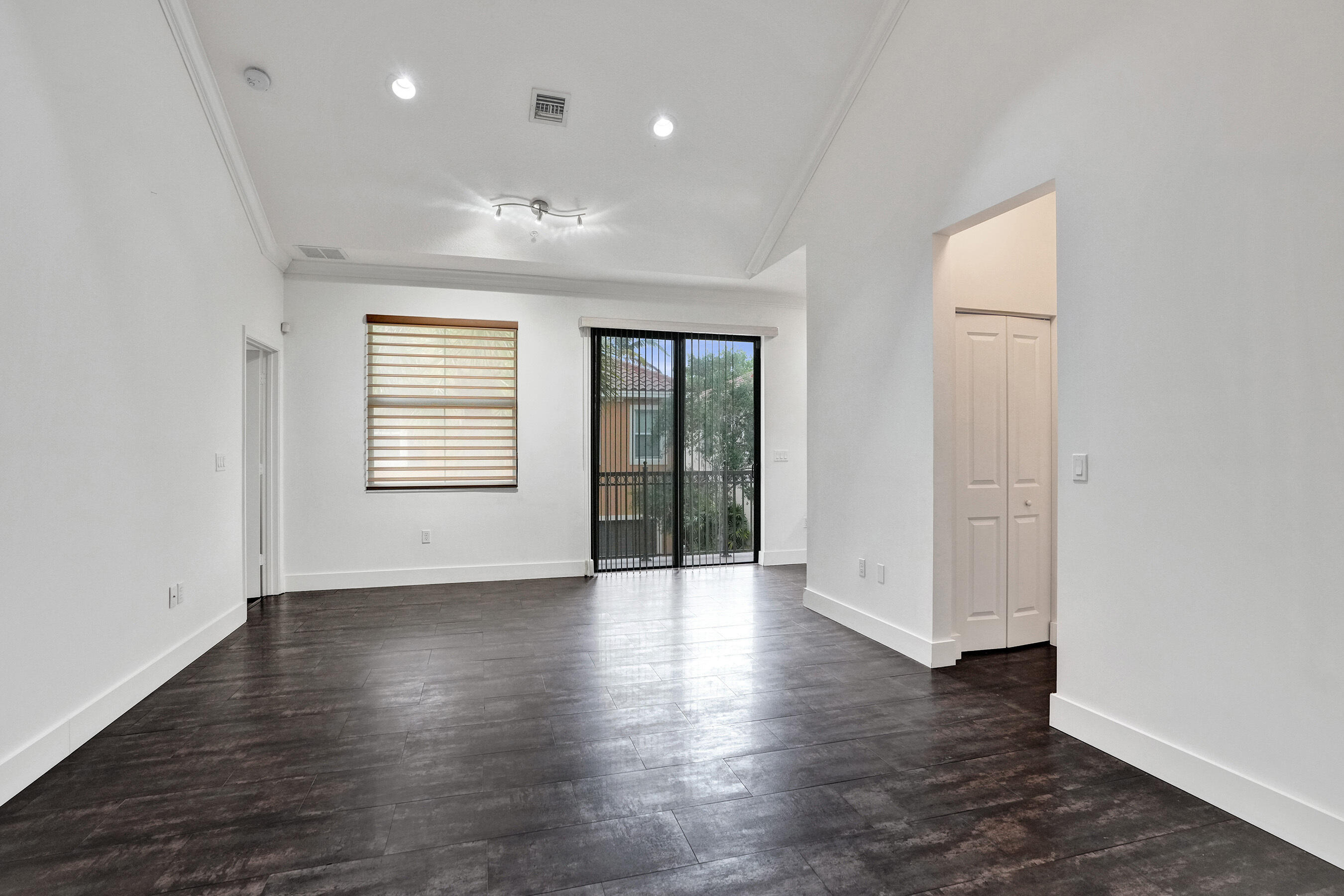 SAWGRASS LAKES - Residential