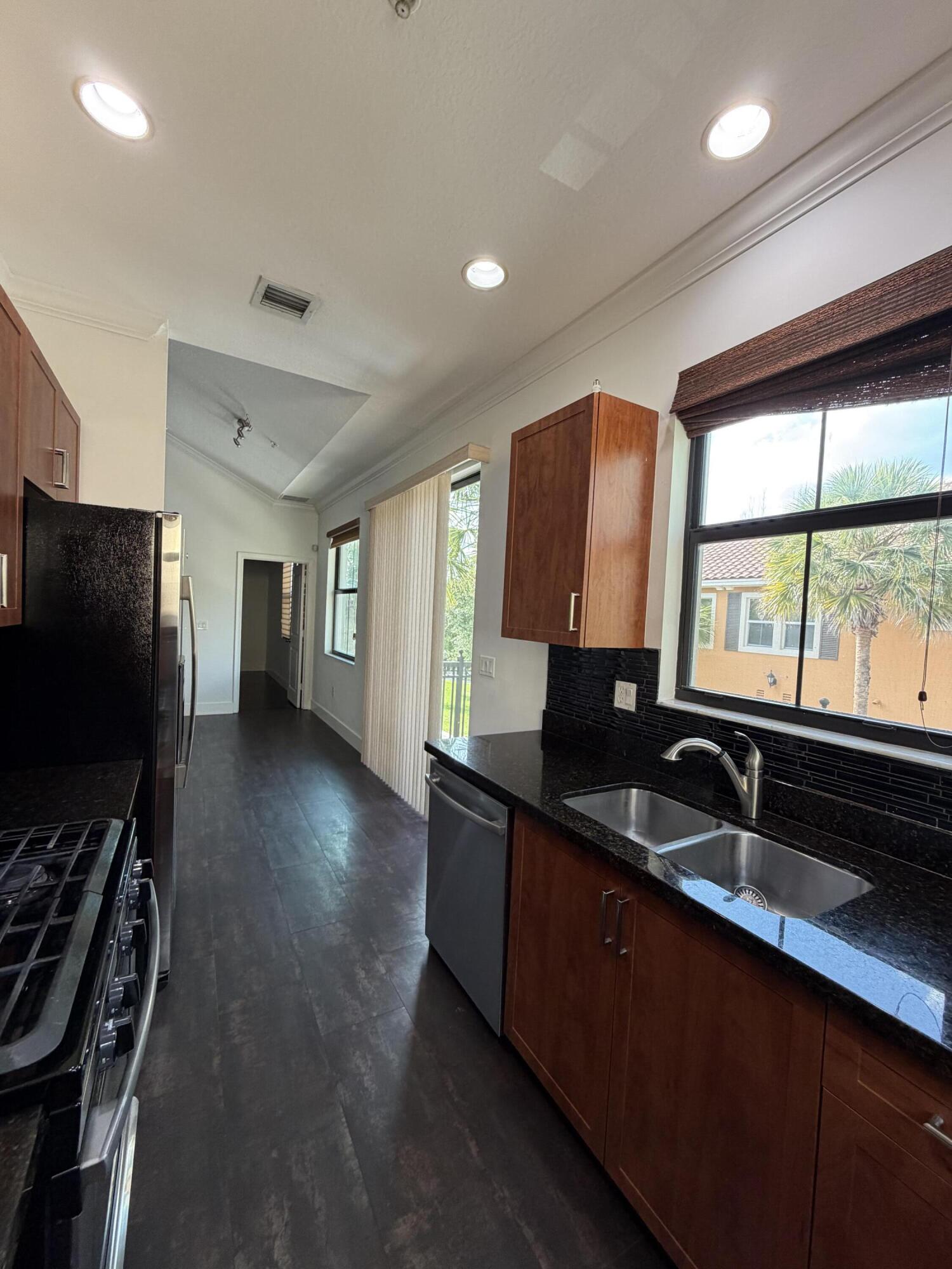 SAWGRASS LAKES - Residential