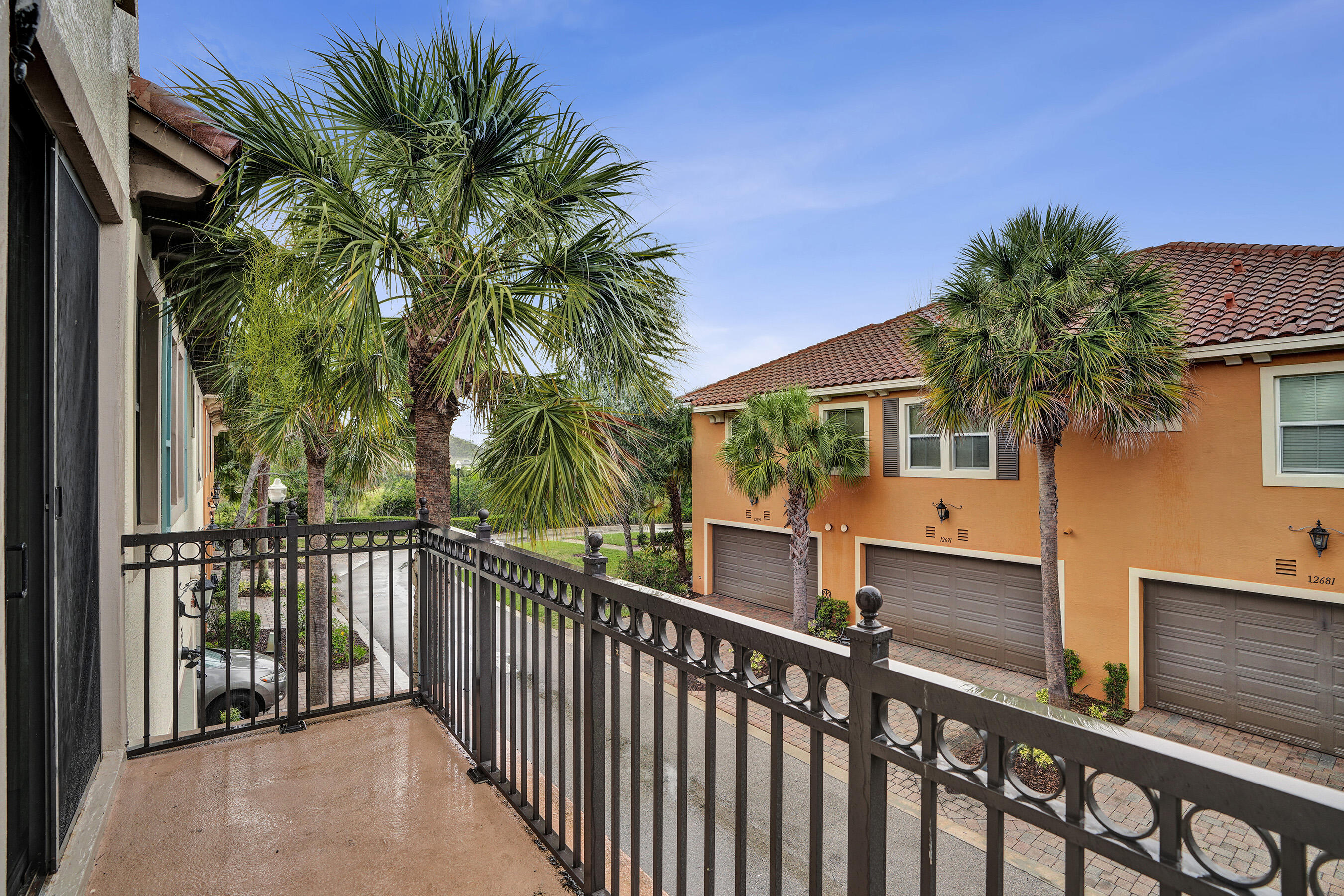 SAWGRASS LAKES - Residential