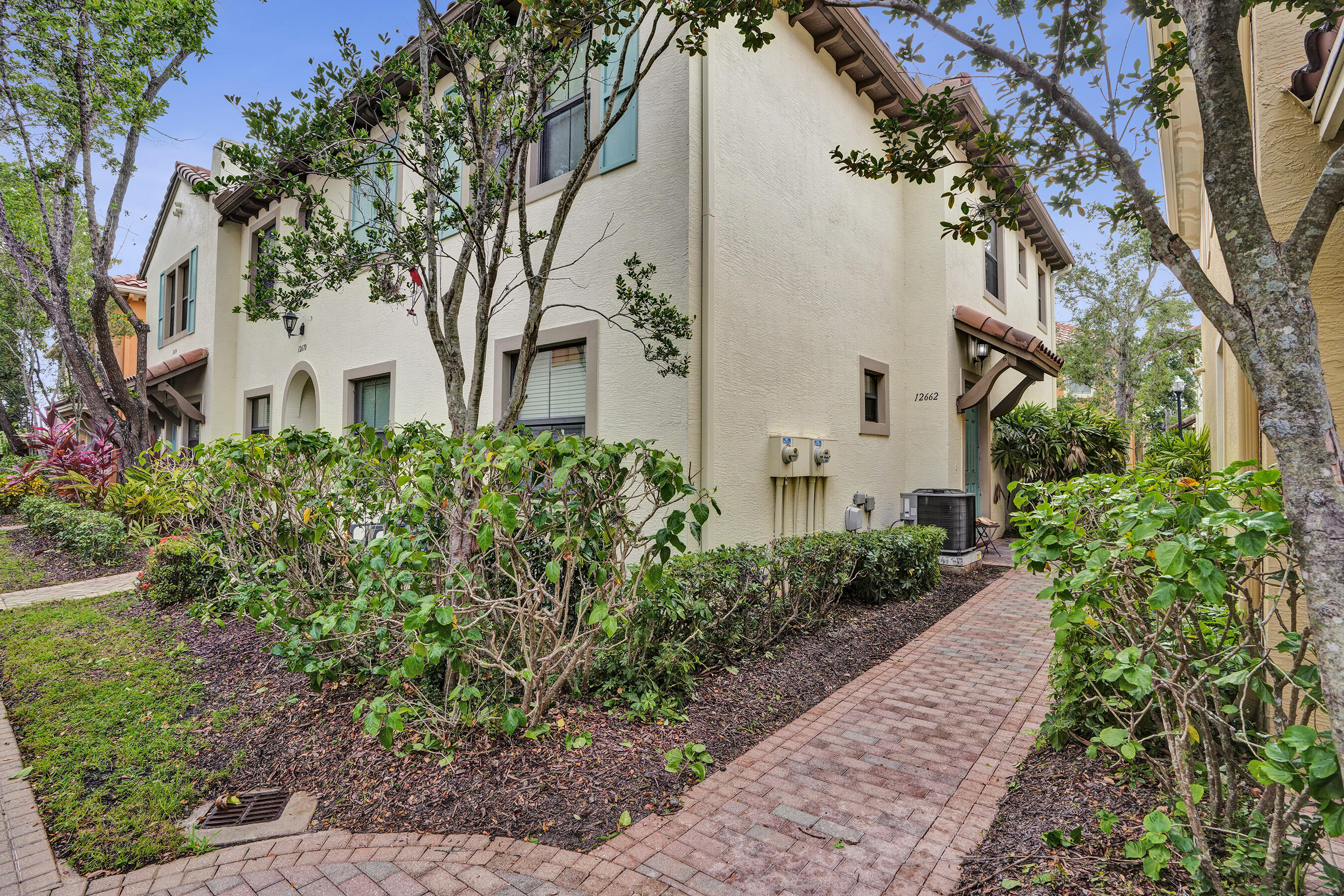 SAWGRASS LAKES - Residential