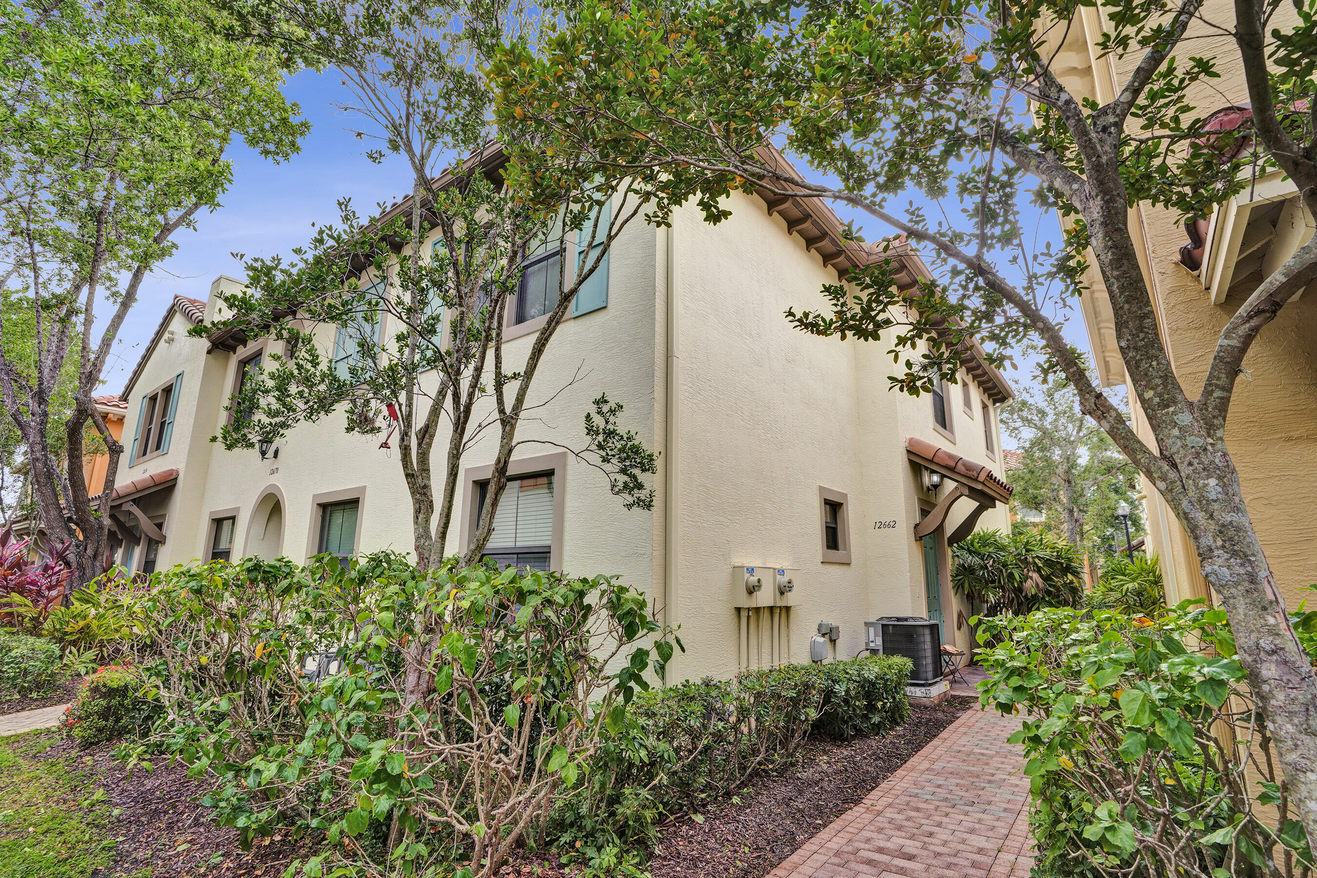 SAWGRASS LAKES - Residential