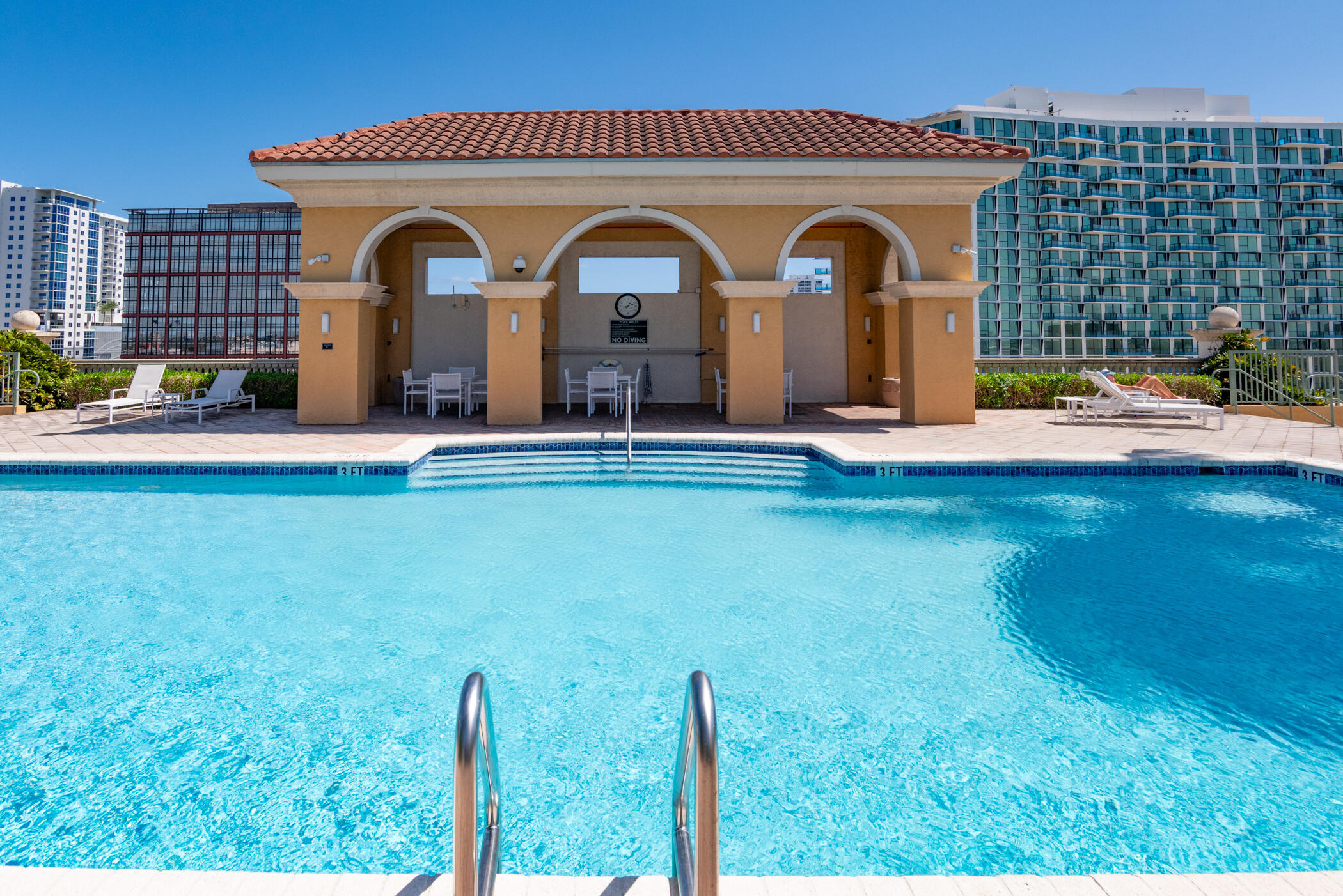 METROPOLITAN CONDO - Residential