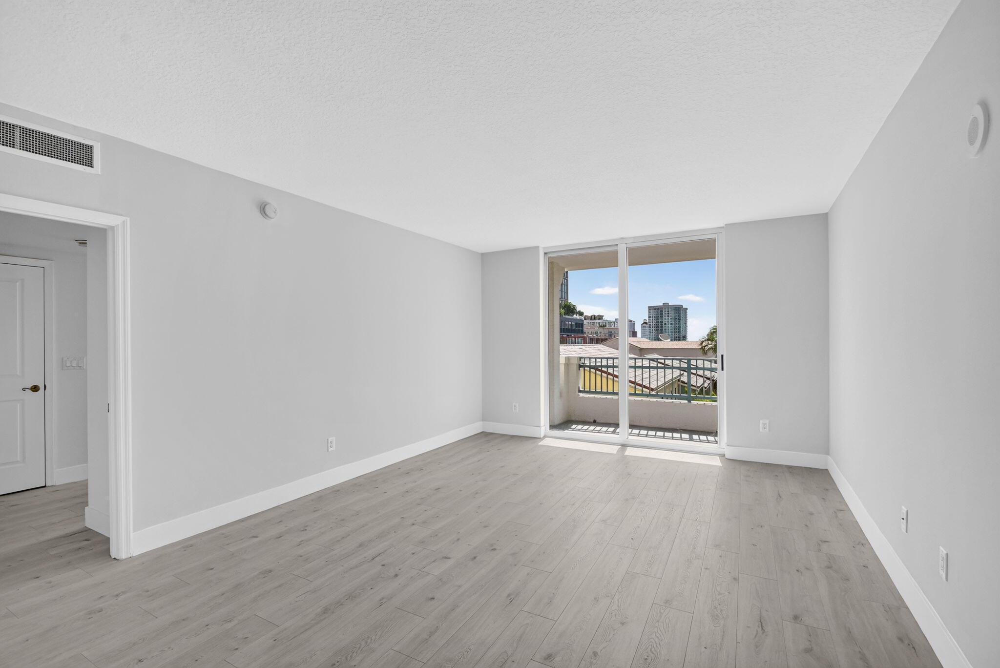 METROPOLITAN CONDO - Residential