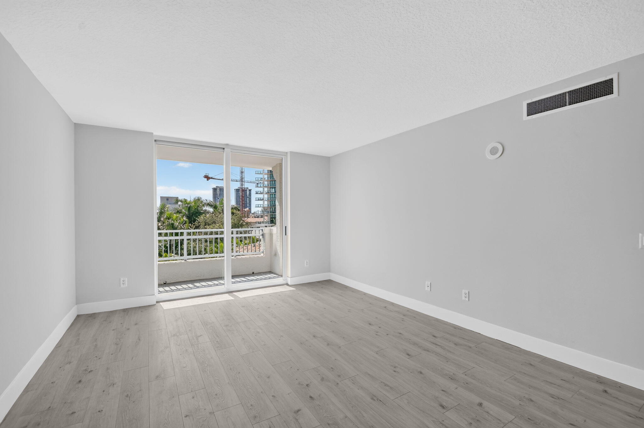 METROPOLITAN CONDO - Residential