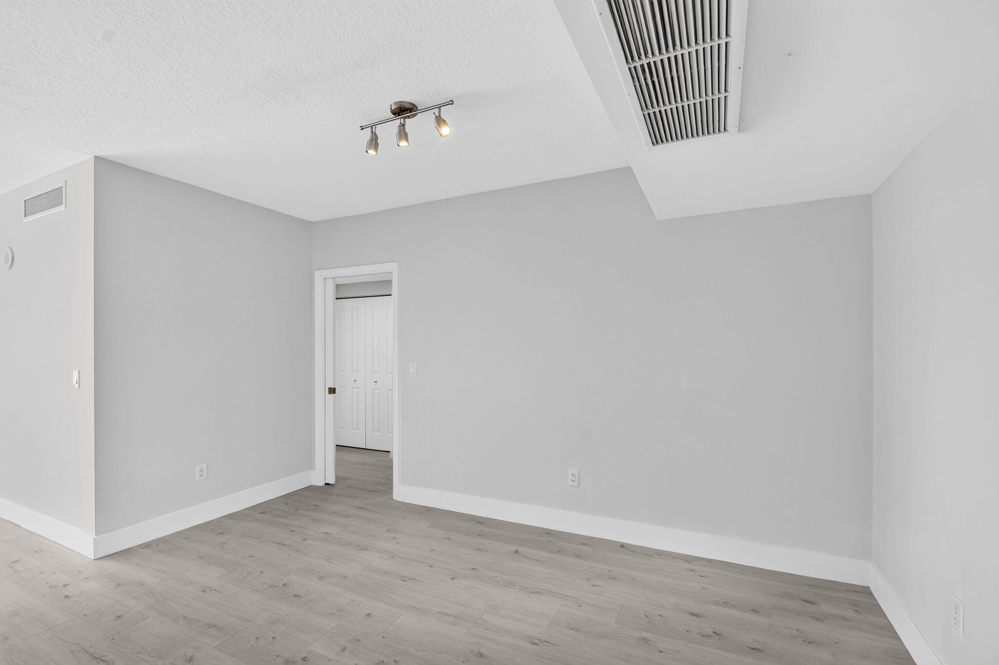 METROPOLITAN CONDO - Residential