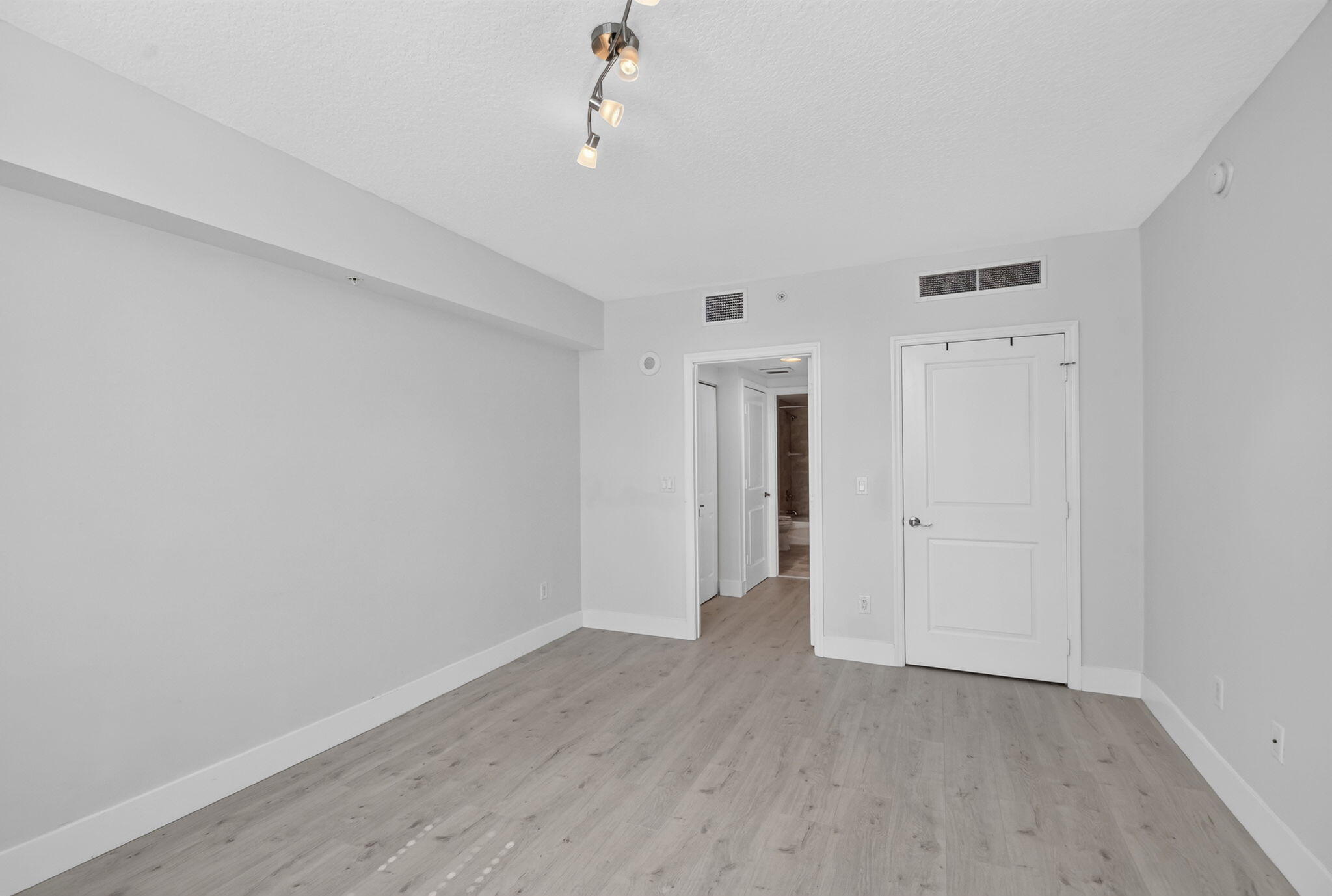 METROPOLITAN CONDO - Residential