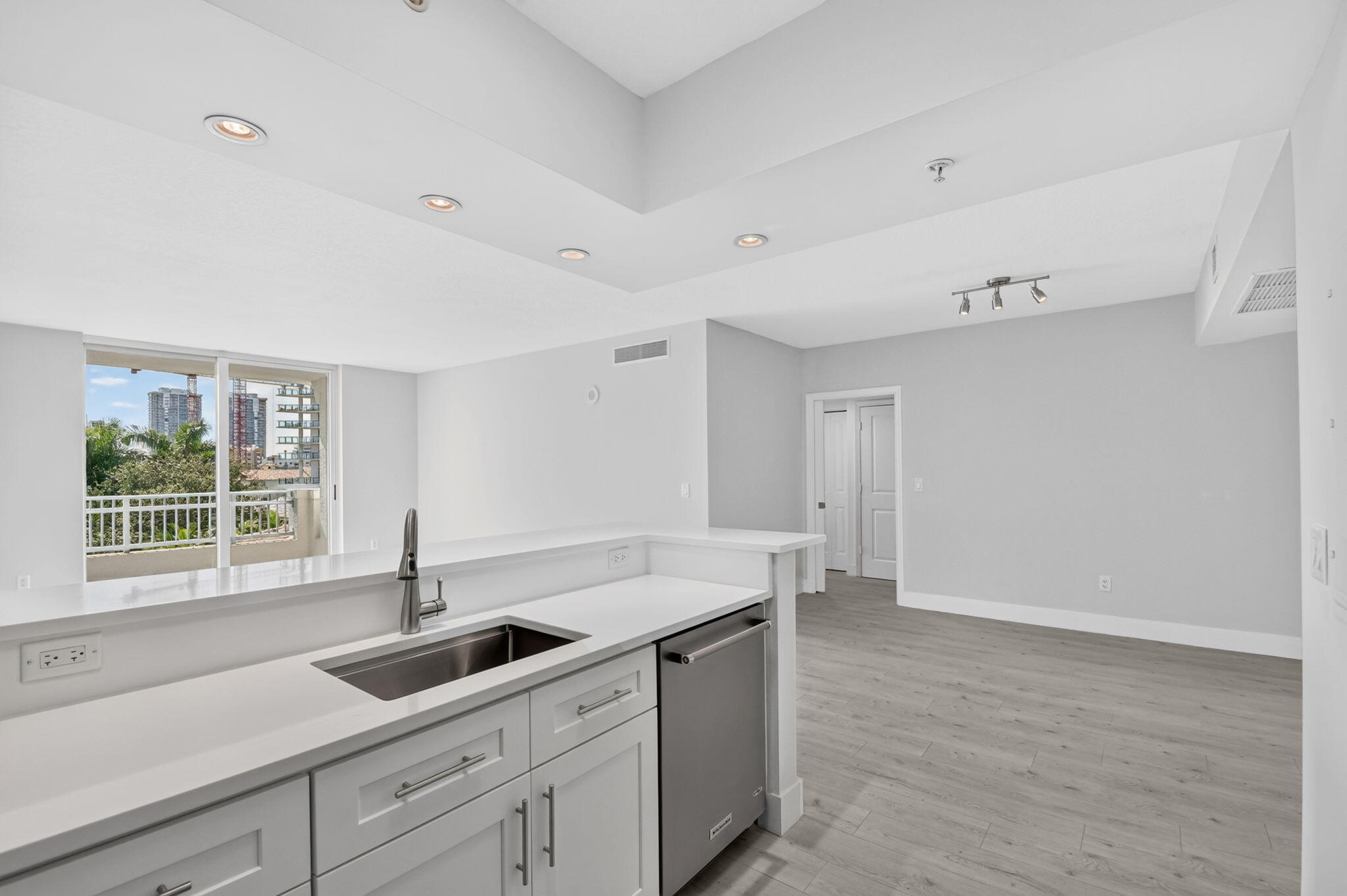 METROPOLITAN CONDO - Residential