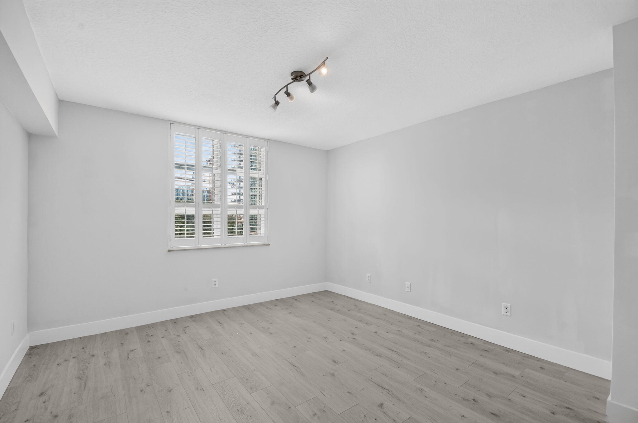 METROPOLITAN CONDO - Residential