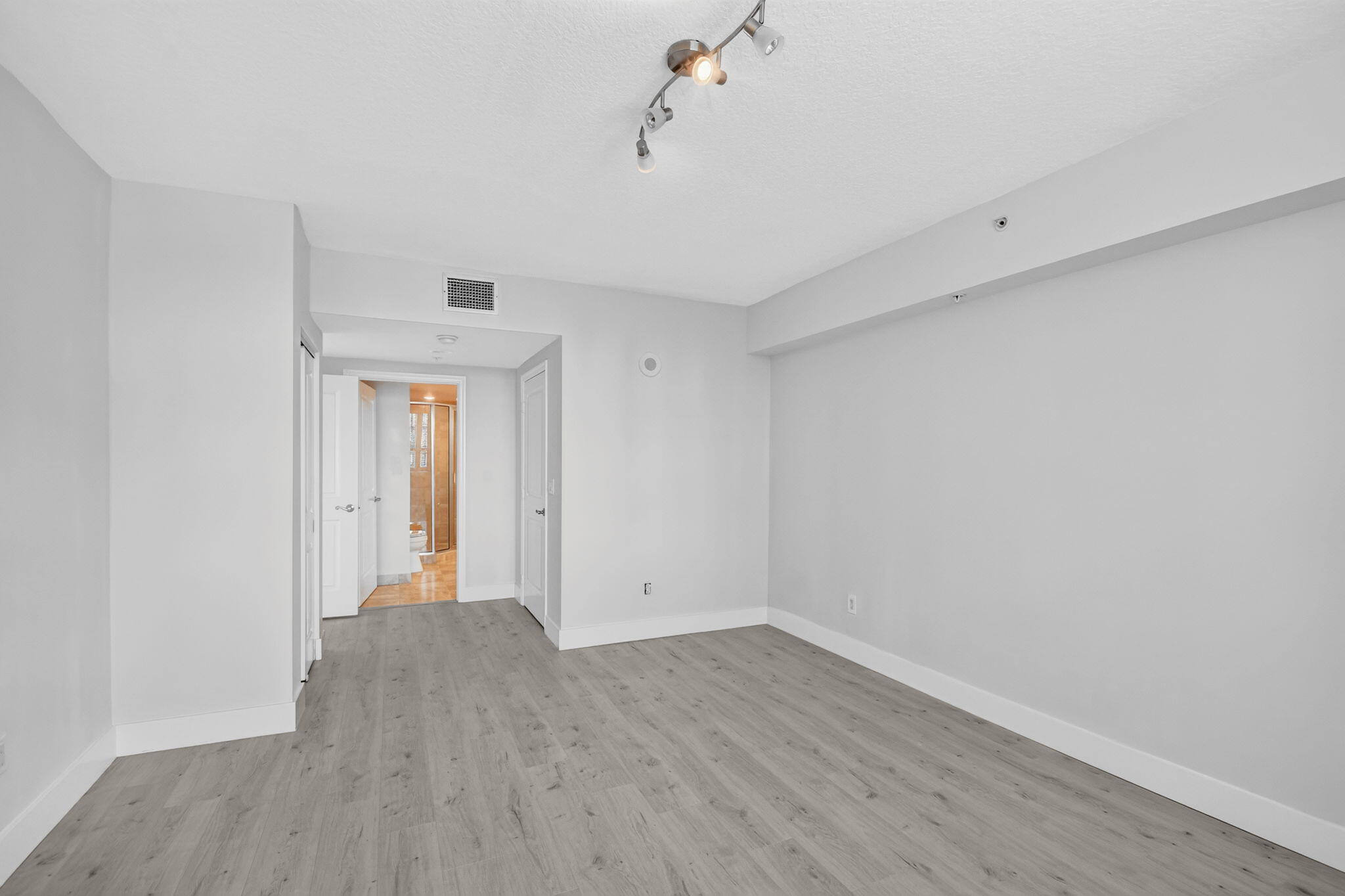 METROPOLITAN CONDO - Residential