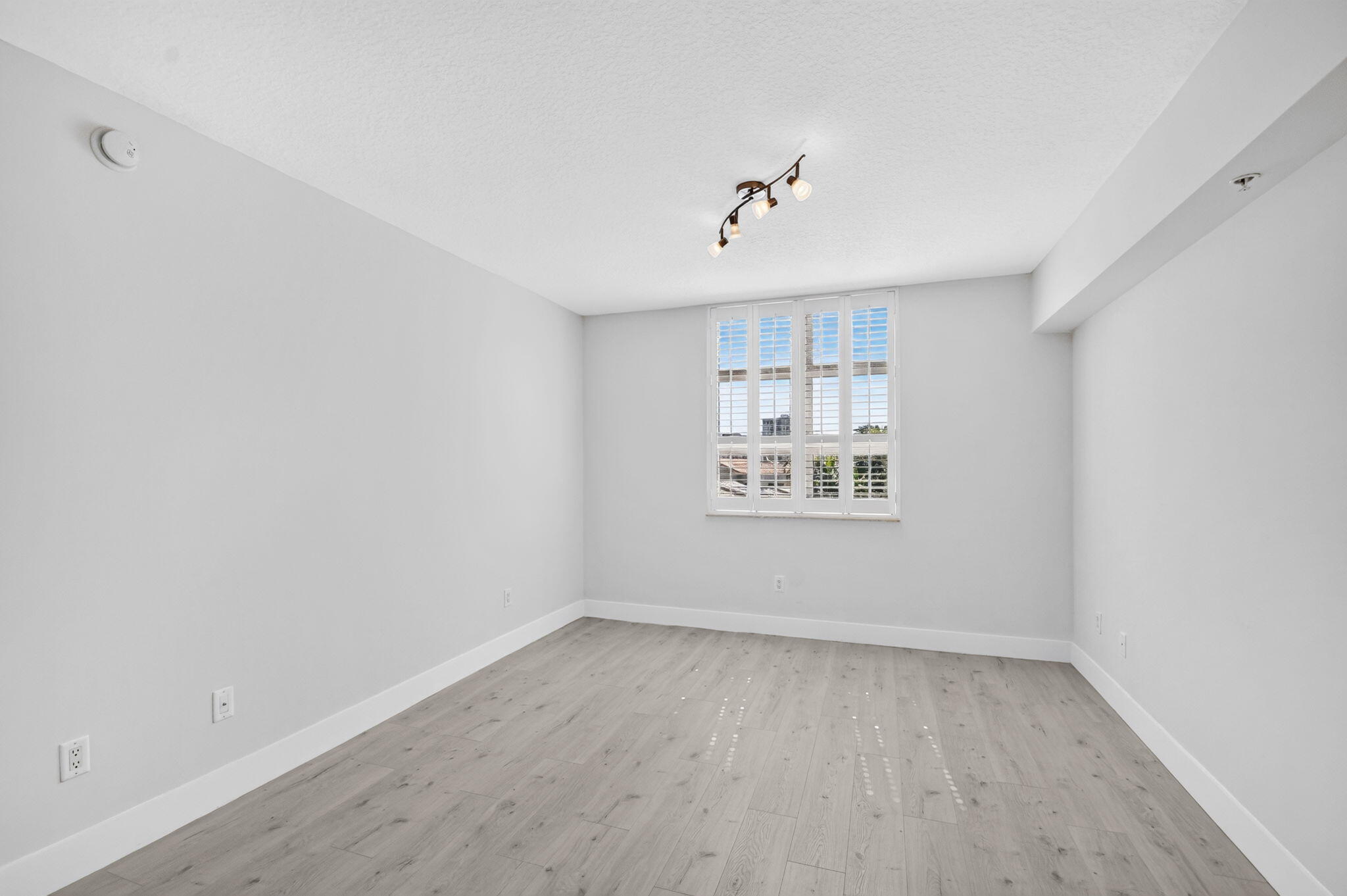 METROPOLITAN CONDO - Residential