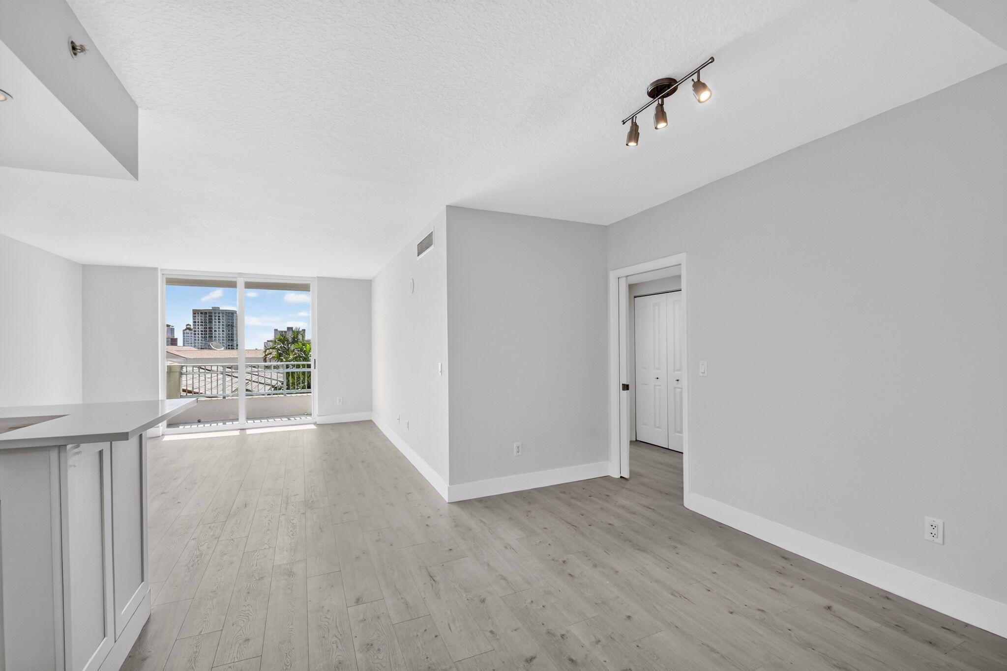 METROPOLITAN CONDO - Residential