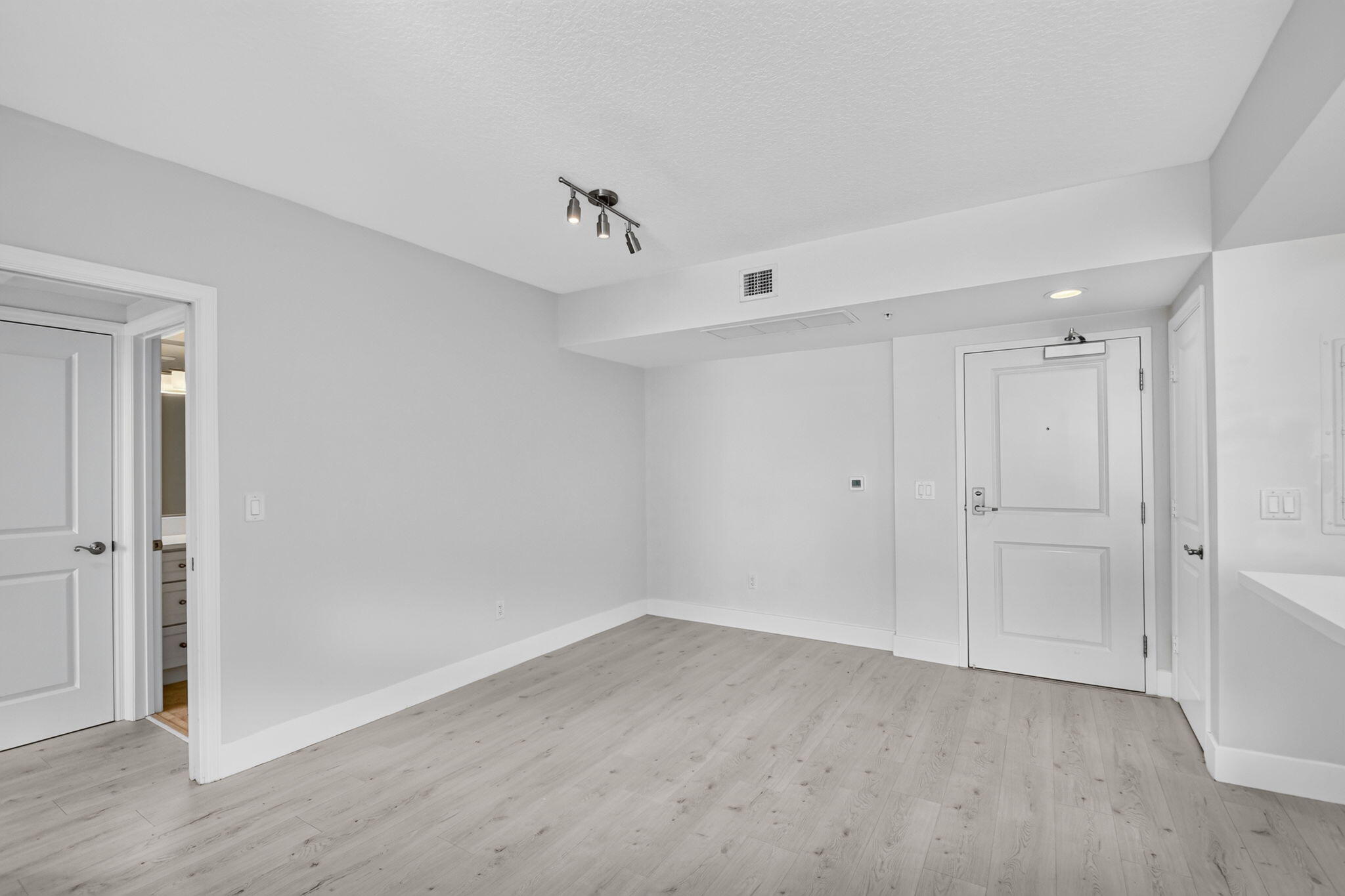 METROPOLITAN CONDO - Residential